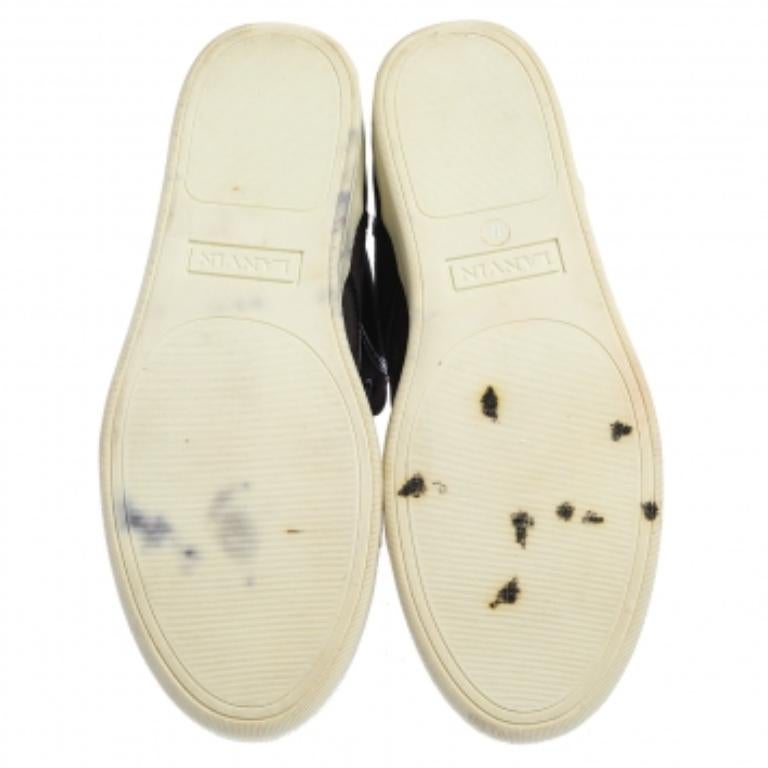 Ces baskets montantes Lanvin soulignent les looks sans effort ! Confectionnées en nylon bordeaux, elles sont dotées de bouts ronds, de lacets sur l'empeigne et de languettes exagérées. Elles sont dotées de semelles intérieures confortables doublées