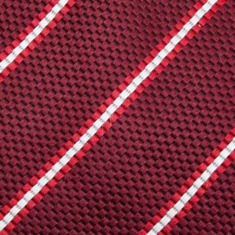 Valorizza il tuo abbigliamento formale con questa splendida cravatta della Maison Lanvin. È realizzato in tessuto jacquard di seta a righe bordeaux e ha una larghezza di 9 cm. Completa il tuo stile con raffinatezza indossando questa cravatta Lanvin.