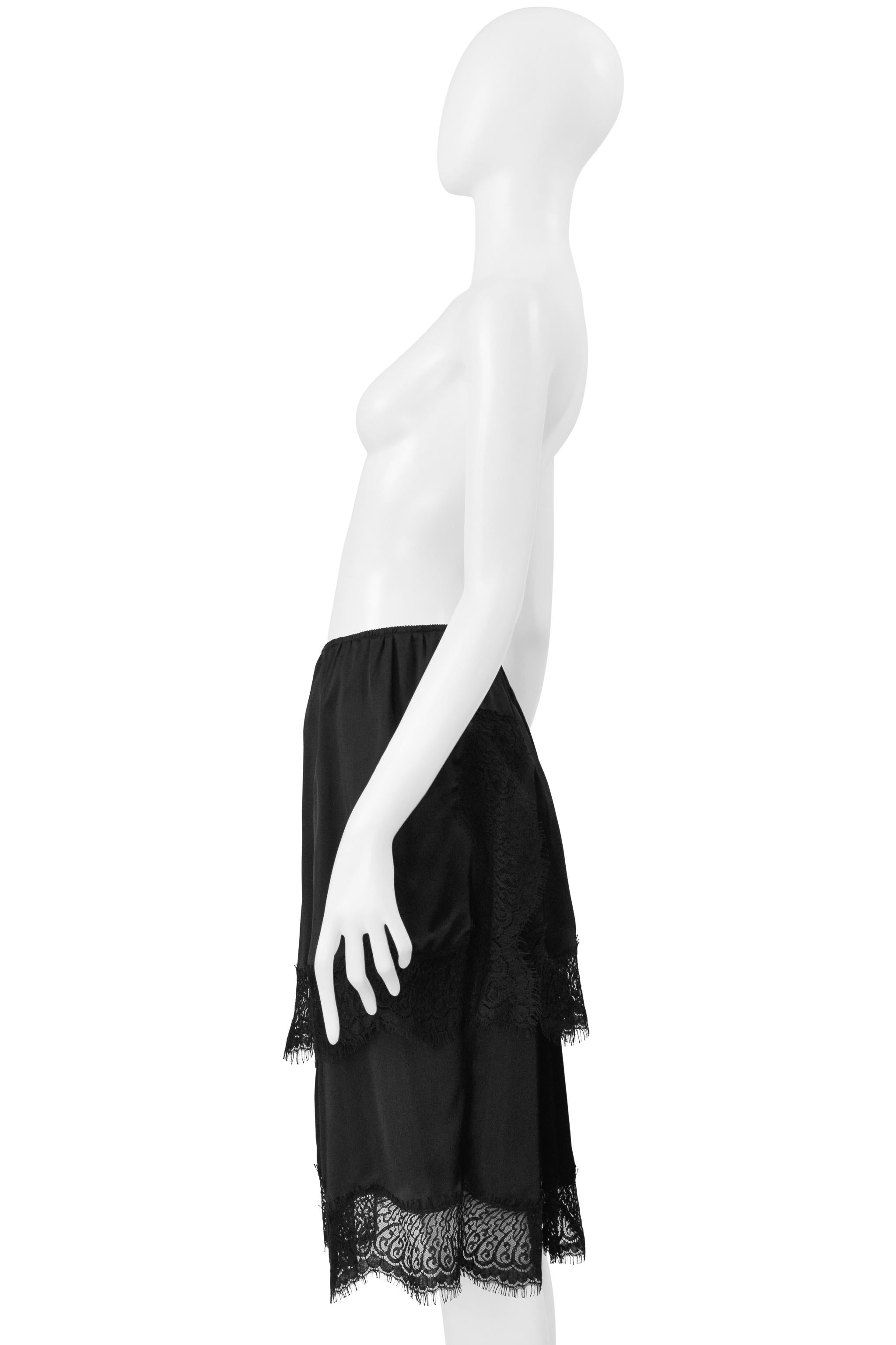 Resurrection Vintage se complace en presentar una falda Lanvin by Alber Elbaz de encaje negro de varias capas, con cintura elástica, ribete de encaje, diseño hasta la rodilla y cremallera trasera oculta. 

Lanvin 

Por Alber Elbaz 
Talla: 34
Tejido: