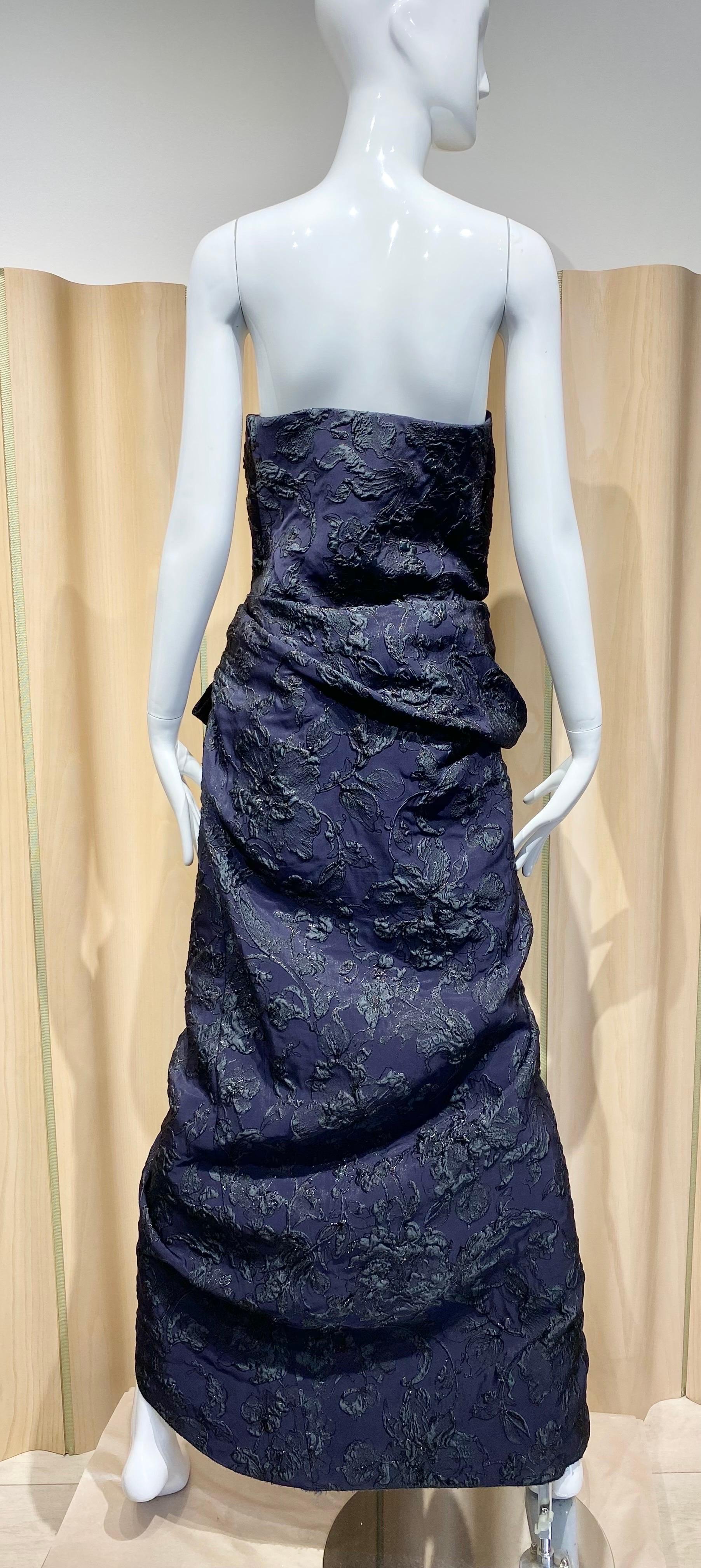 Lanvin strapless silk brocade navy blue and dark grey metallic cocktail gown with side bow  by Alber Elbaz.  Perfect for cocktail party or wedding.

Marked 40 Fr/ Fit US size 6/8
Measurement: 
Bust  32” stretch to 35” / Waist 30” /Hip 42” / L 54”