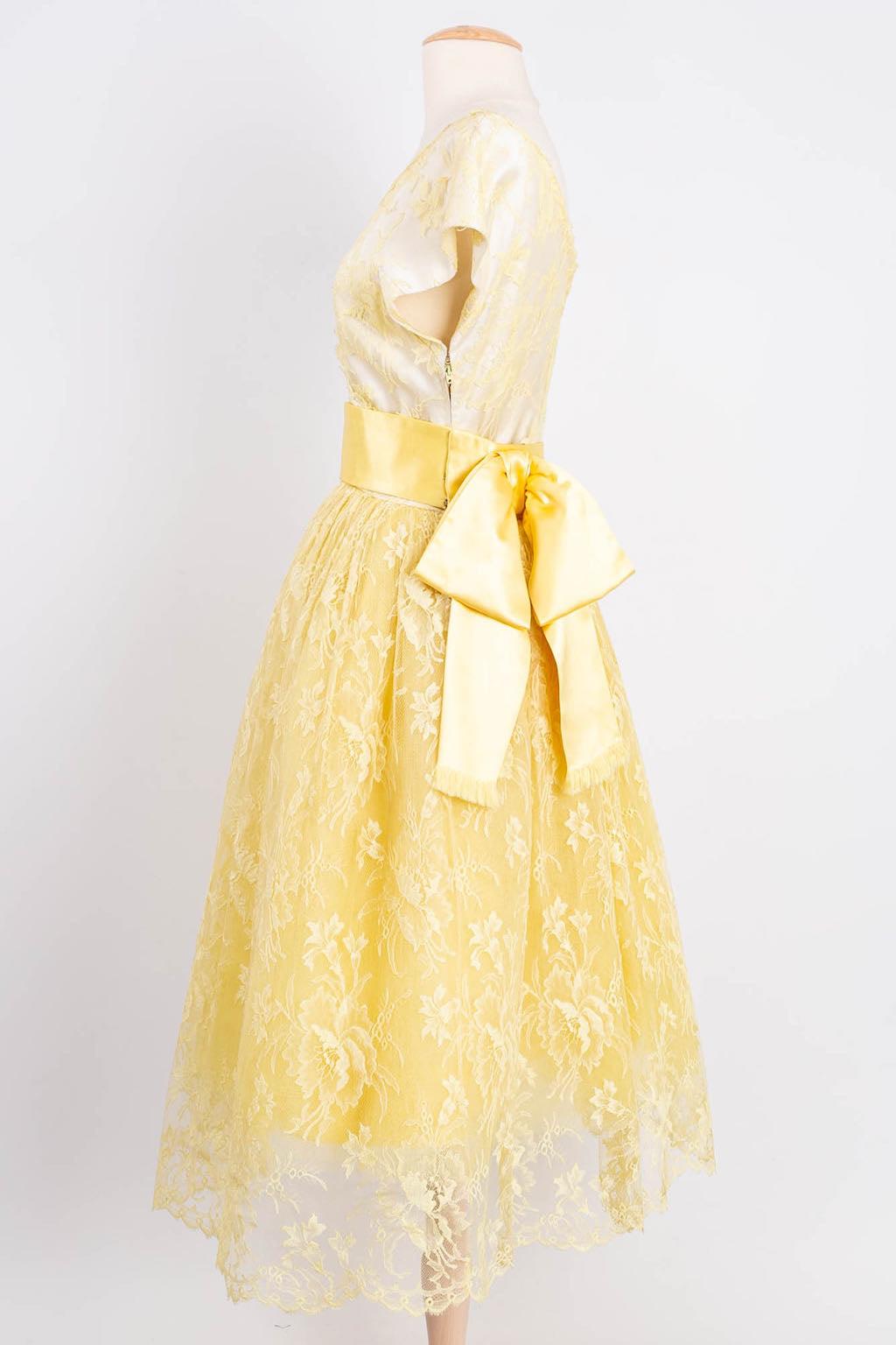 Jeanne Lanvin By Castillo - Robe en dentelle jaune avec une ceinture en soie jaune. Vers les années 1950. Pas de composition ni d'étiquette de taille, il convient à une taille 36FR.

Informations complémentaires : 
Dimensions : Épaules : 40 cm