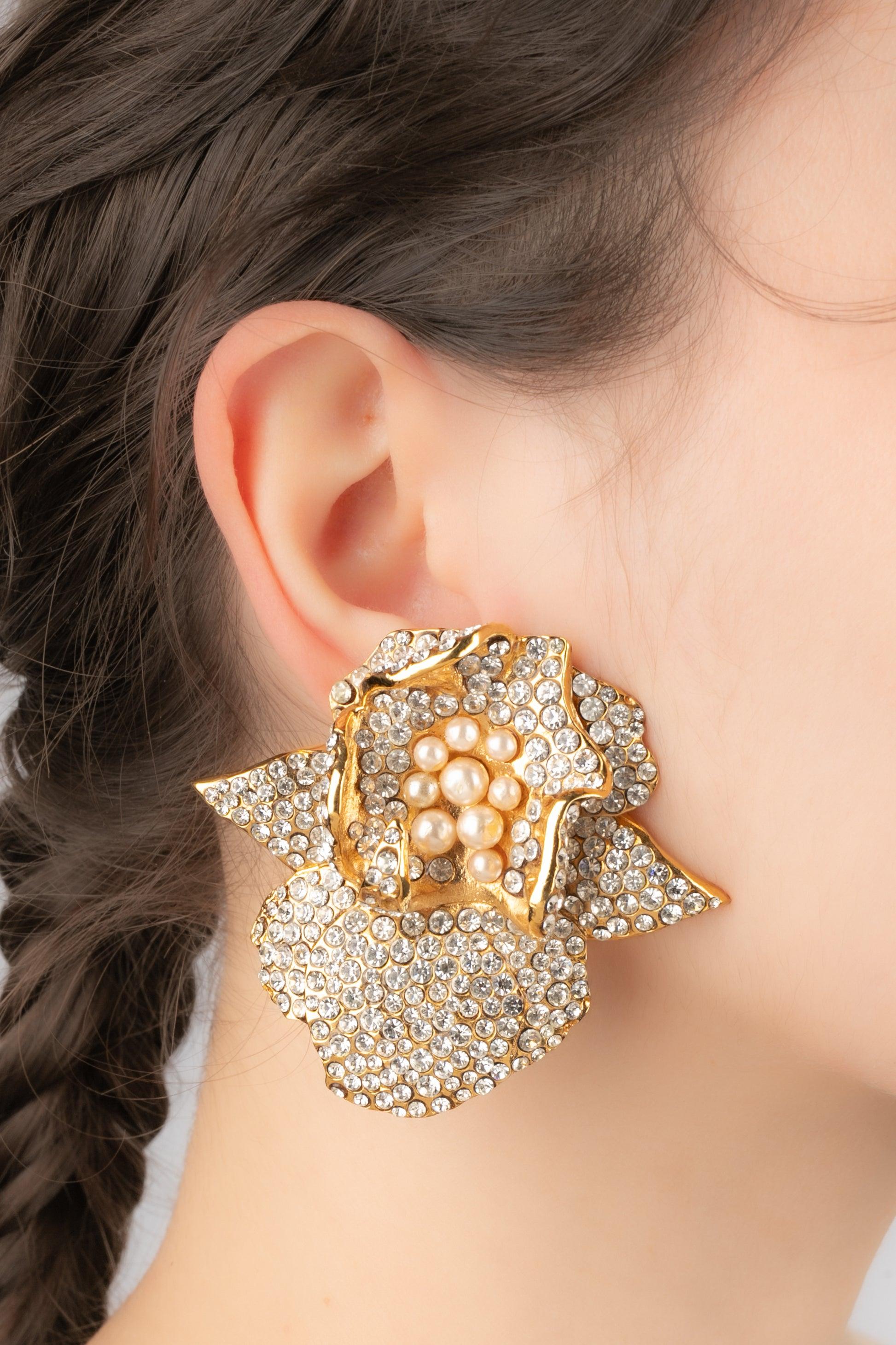 Lanvin - (Made in France) Golden metal clip-on earrings ornamented with rhinestones and tiny costume pearly cabochons. A Haute Couture Collection.

Additional information:
Condition: Very good condition
Dimensions: 6 cm x 7 cm

Seller Reference: