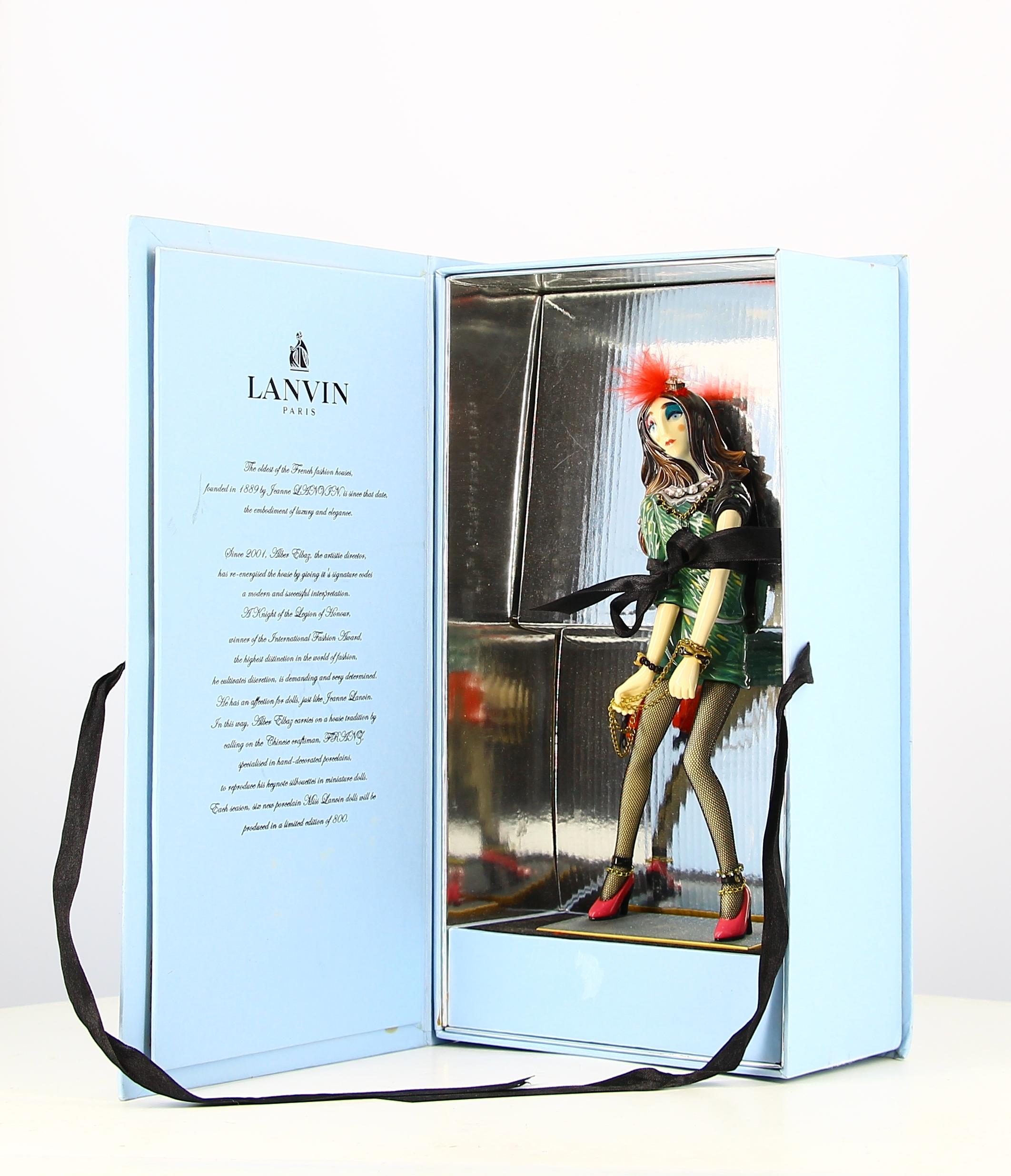 - Lanvin collection doll in it's original box
- Great condition, shows some light signs of use but nothing visible.
- The doll wear a green Lanvin dress, a feather hat and some red heels.
