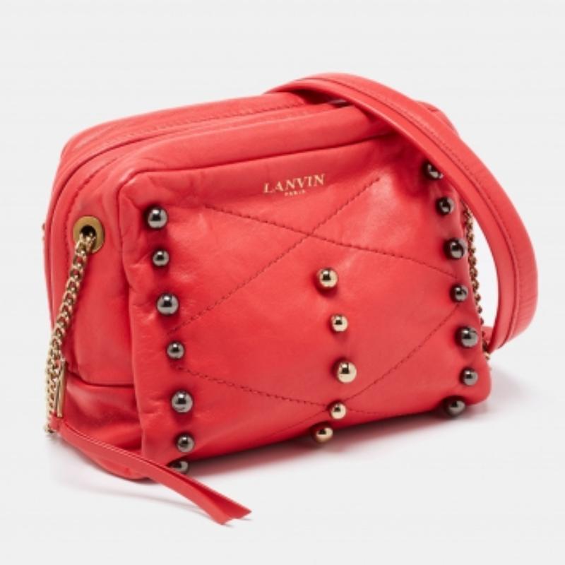 Ce sac Lanvin, avec tous ses éléments marquants, vaut son pesant d'or. Réalisé en cuir, sa désirabilité est renforcée par l'ajout de clous sur le devant, et la bandoulière le rend fonctionnel. La signature de la marque sur le devant lui confère un