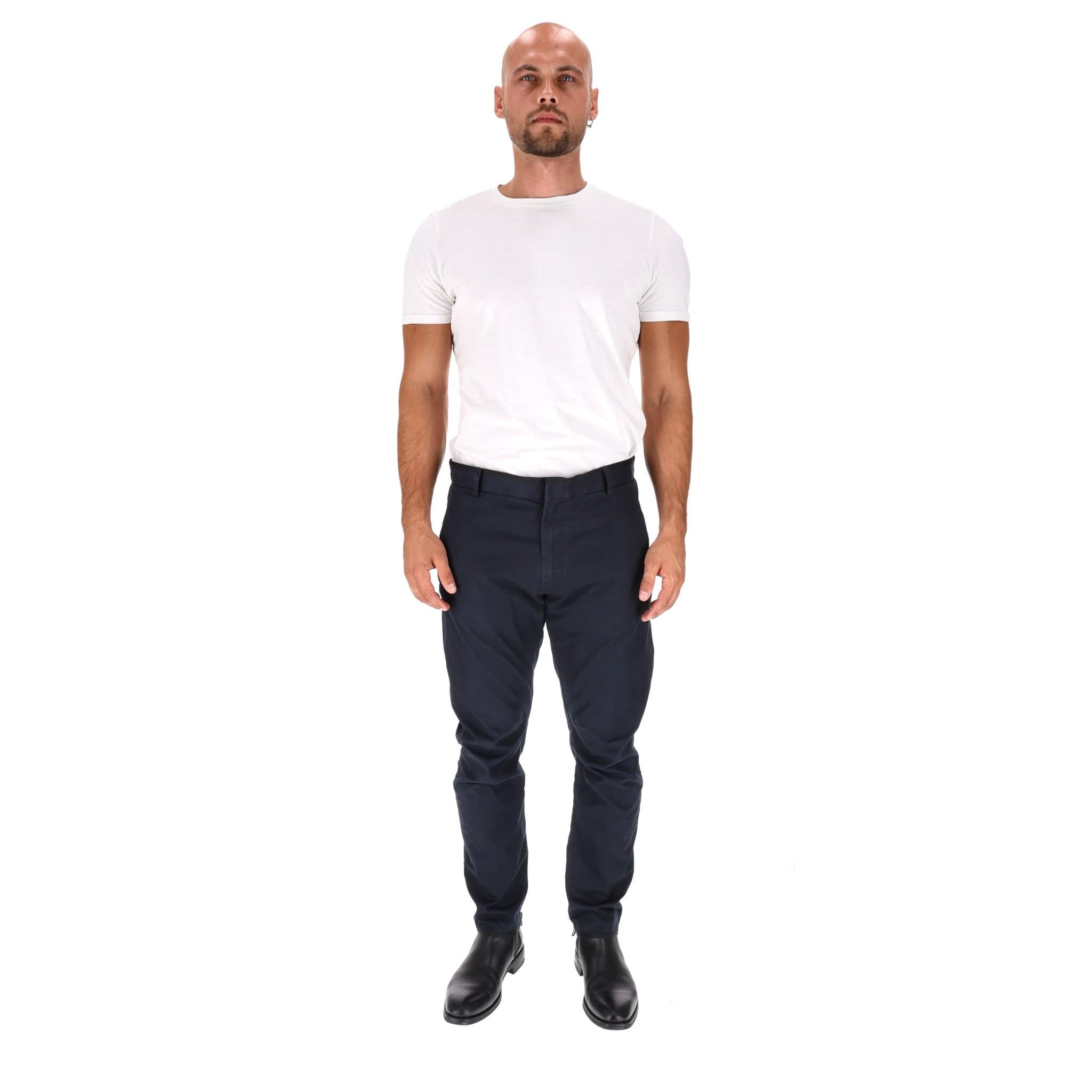 Lanvin - Pantalon en coton avec poignets zippés

Pantalon décontracté en coton de couleur marine, avec poignets zippés.

Poches latérales, passants de ceinture et fermeture à glissière.

Rrp Approx. £430

Taille - 50IT

Condition - Bonne/Très bonne