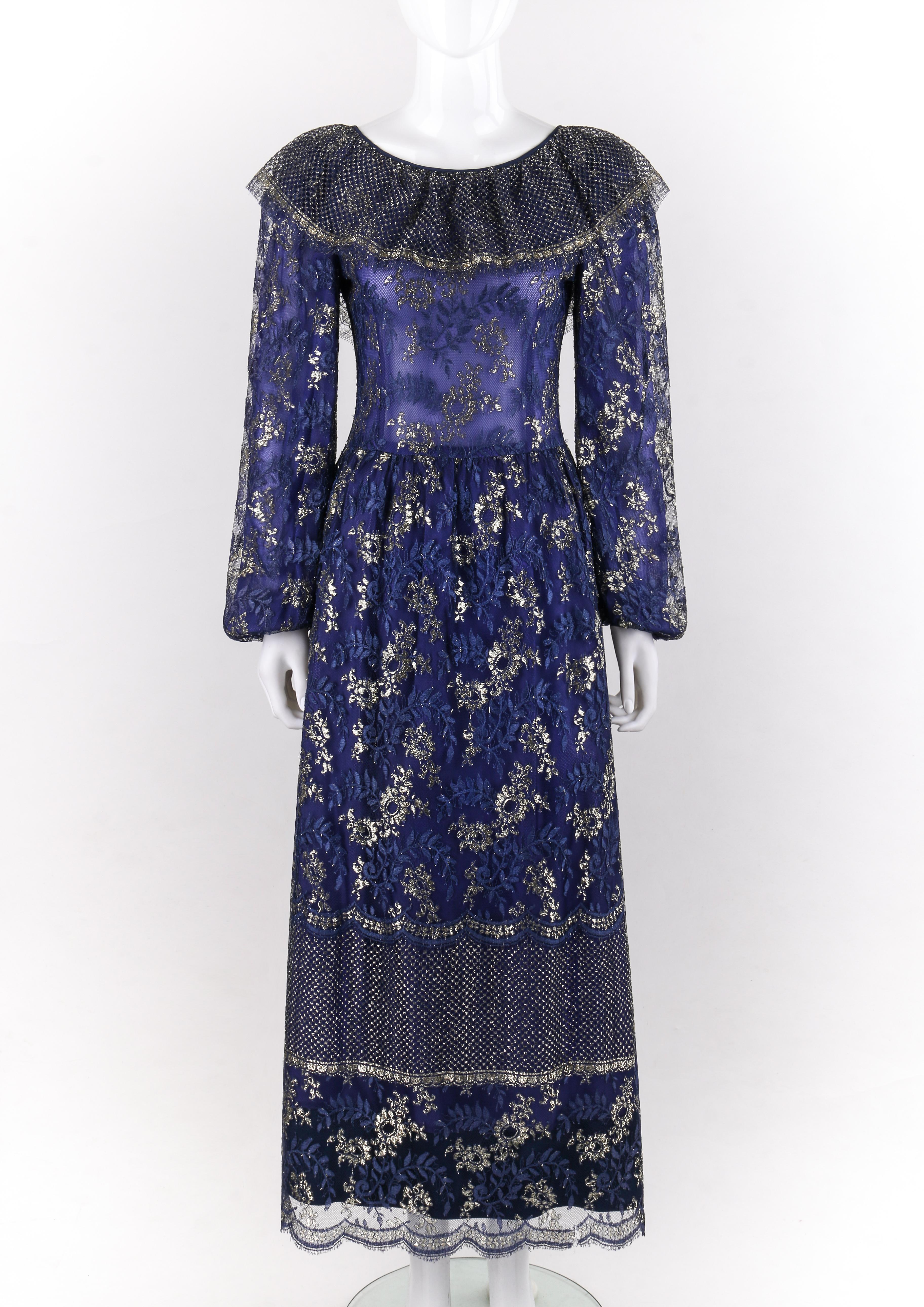 LANVIN Haute Couture c.1970 Periwinkle Gold Floral Lace Overlay Maxi Dress
 
Circa : 1970's
Label(s) : Lanvin (couture #10268)
Concepteur : Jules-Francois Crahay
Style : Robe de soirée
Couleur(s) : nuances de bleu / violet (extérieur, intérieur) ;