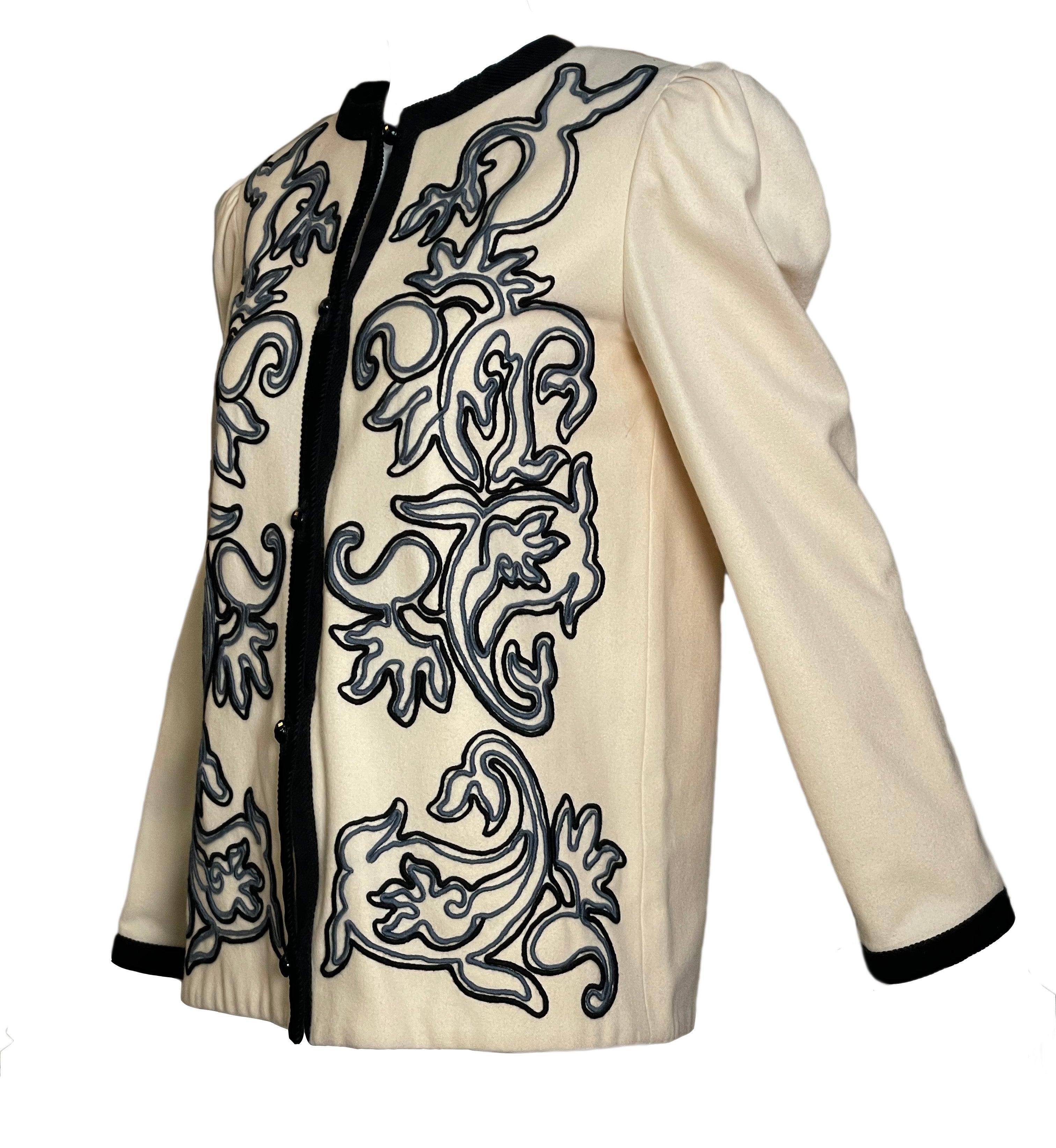 Haute couture de Lanvin circa 1980 - numérotée. Laine ivoire avec garniture en velours côtelé et garniture en soutache noire et grise sur le devant.  Épaules paddées Boutons à facettes sur tissu double face. Une construction artisanale incroyable.