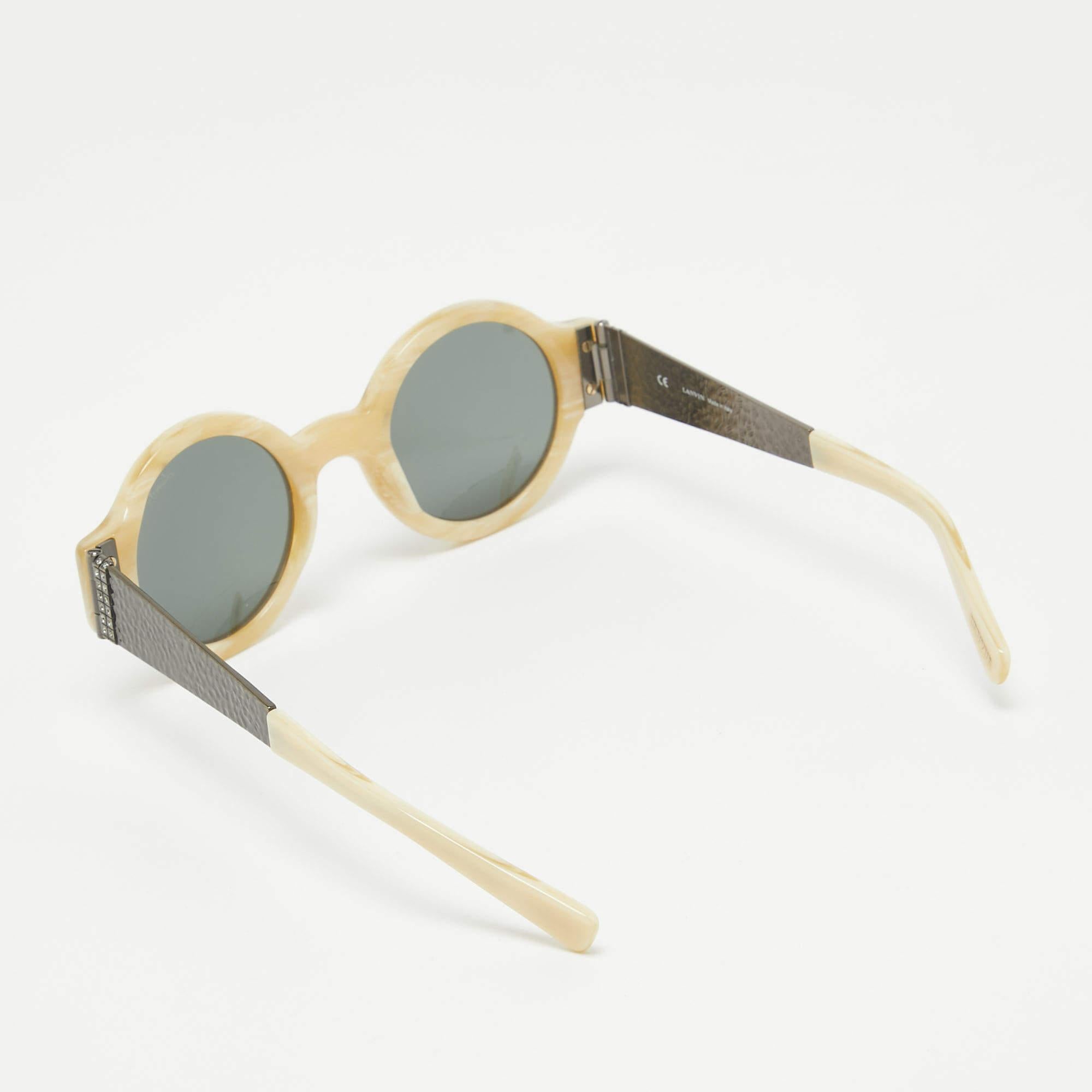 We see the detailing on this exquisite pair of designer sunglasses made from fine materials. The sunglasses are luxe in appeal and practical in usage.