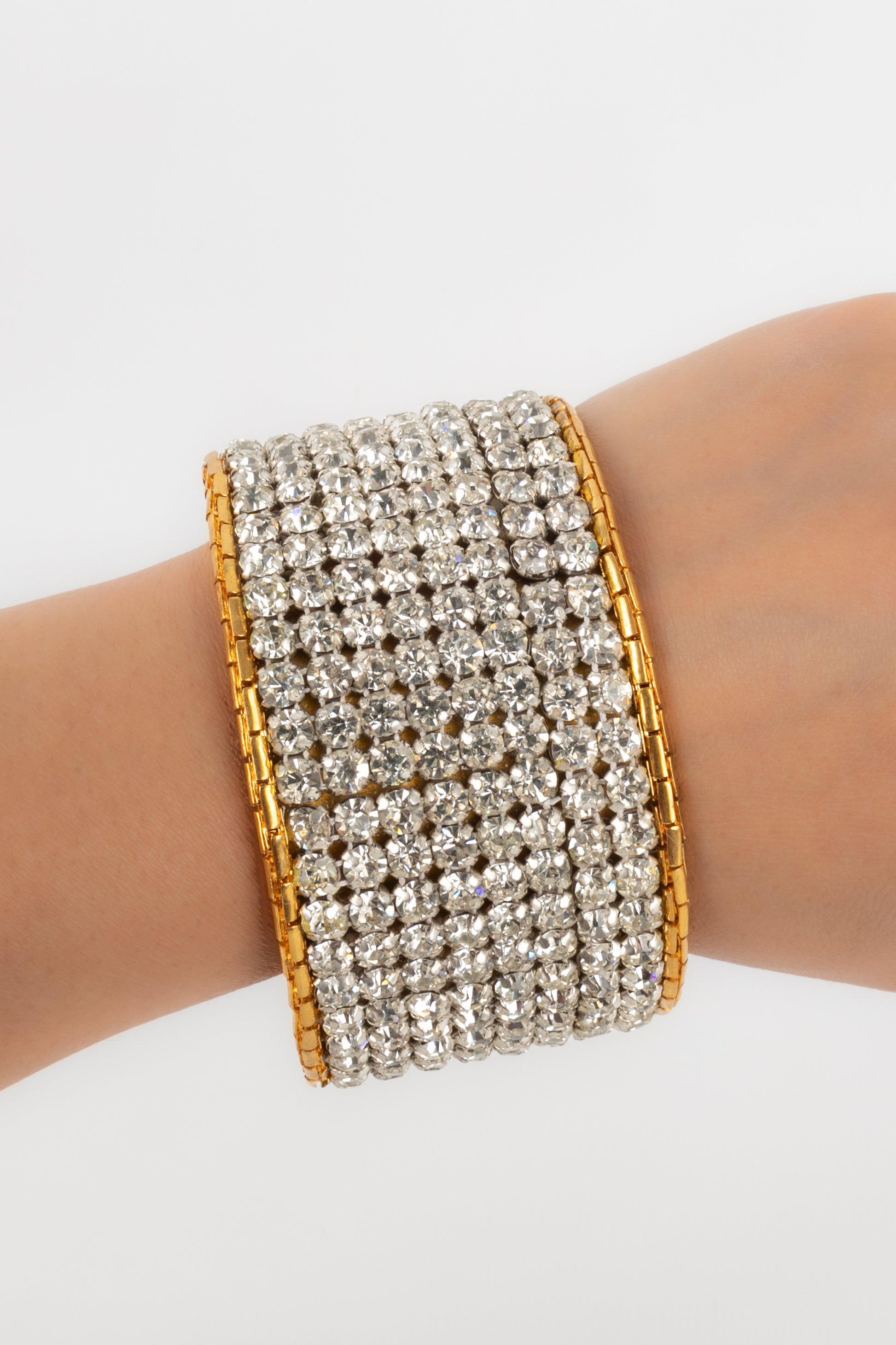 Lanvin - Manschettenarmband aus Metall mit Strasssteinen. Unsignierter Schmuck.

Zusätzliche Informationen: 
Zustand: Sehr guter Zustand
Abmessungen: Umfang: 20 cm - Durchmesser: 6,5 cm

Sellers Referenz: BRA171