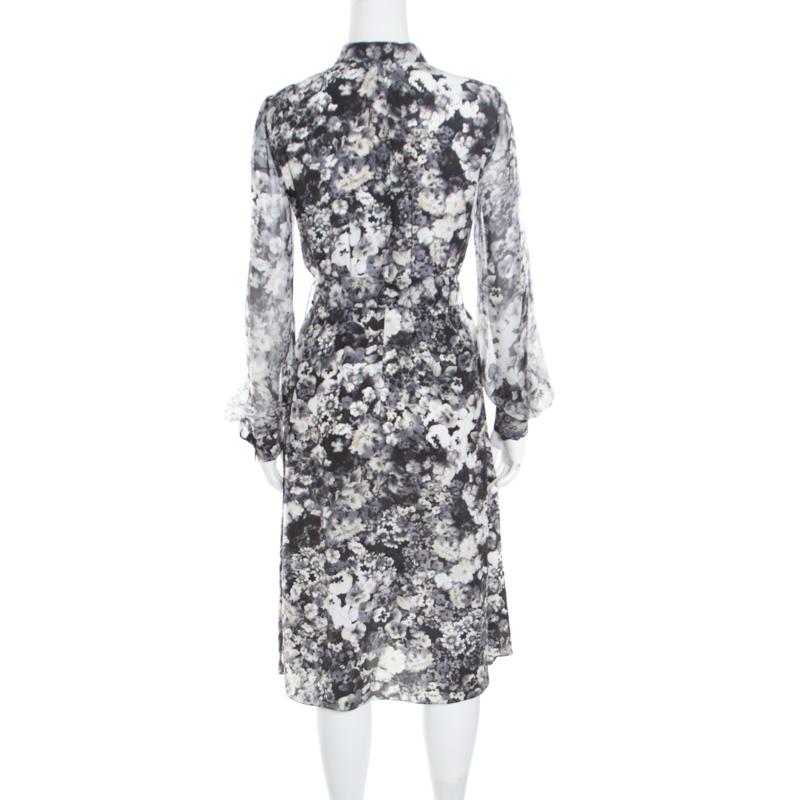 Lanvin surely knows how to flatter women and this midi dress is no exception! The dark grey creation is made of 100% silk and features a lovely floral print all over it. It flaunts mandarin collars, a self-tie belt detailing on the waist, subtle