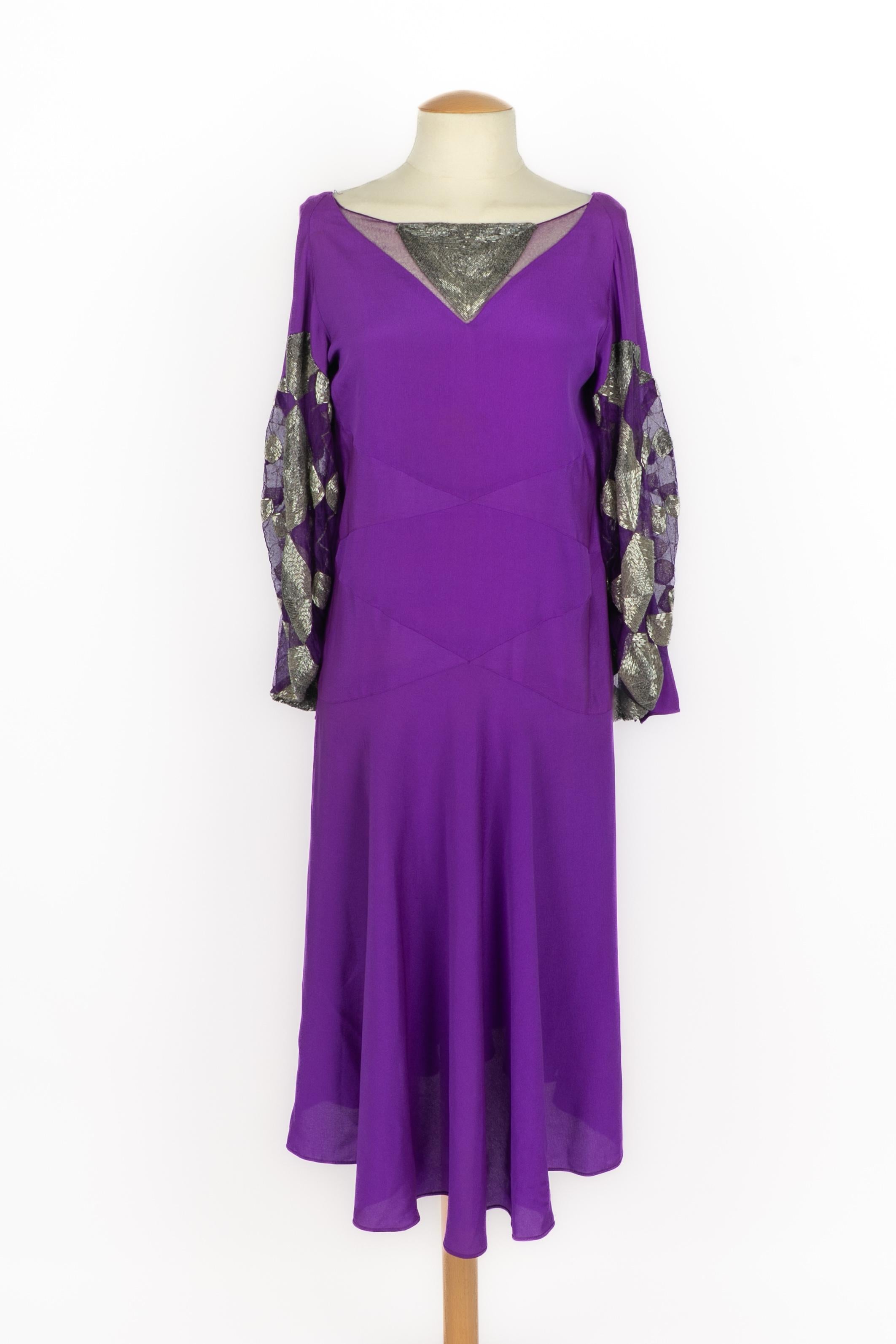 LANVIN - Lila Kleid aus Crêpe, lange Ärmel mit Perlen bestickt. Mit Perlen bestickter Kragen. Keine Größenangabe, es passt eine 36FR/38FR. 1929 Herbst-Winter Collection'S. Nicht signiert - wird Lanvin zugeschrieben.

Bedingung:
Guter