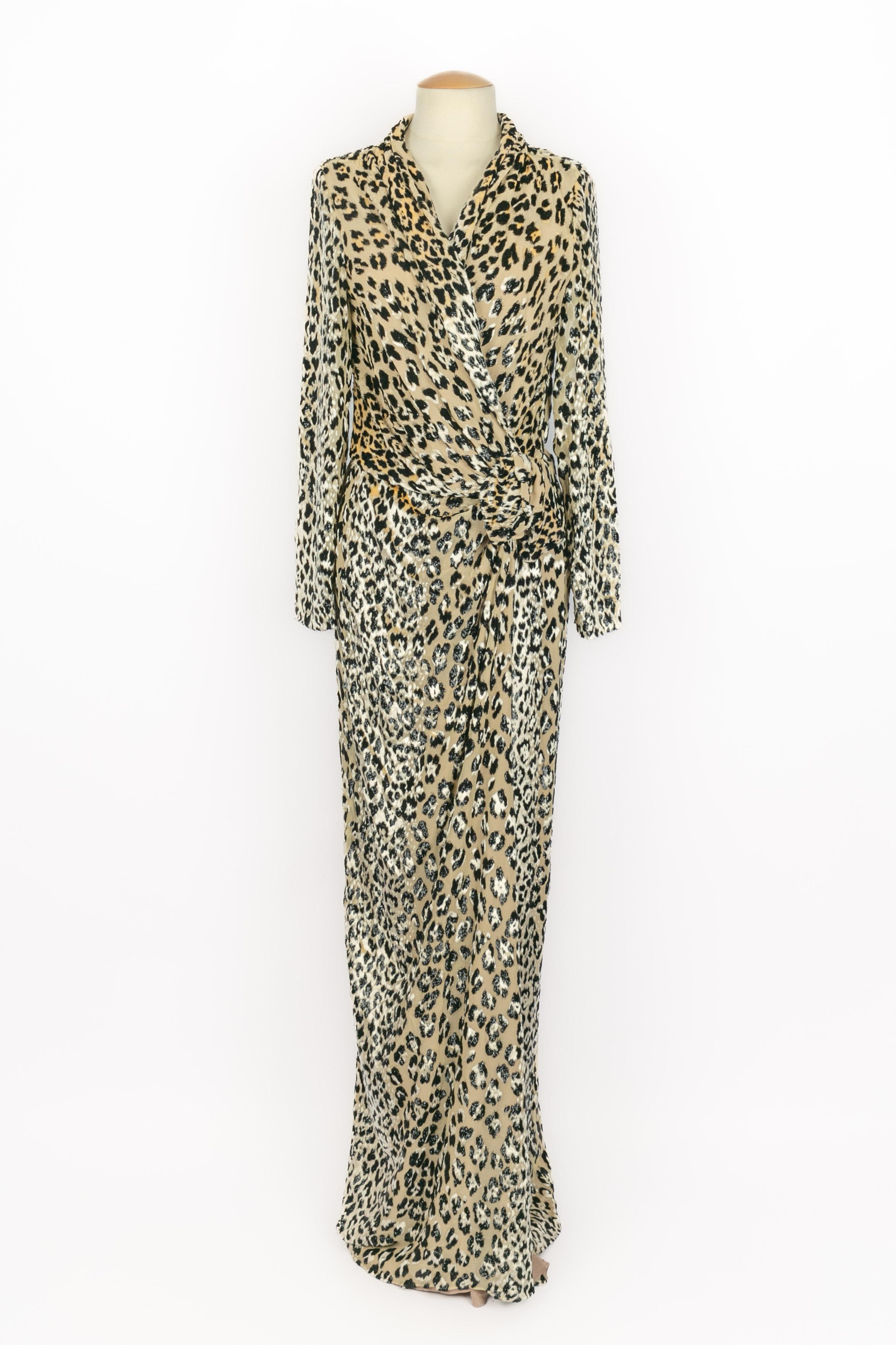 LANVIN - (Made in France) Abito lungo in velluto con stampa animalier su sfondo beige. Taglia 38FR indicata. Collezione Autunno-Inverno 2013.

Condizioni:
Ottime condizioni

Dimensioni:
Larghezza spalle: 40 cm - Petto: 45 cm - Vita: 31 cm -