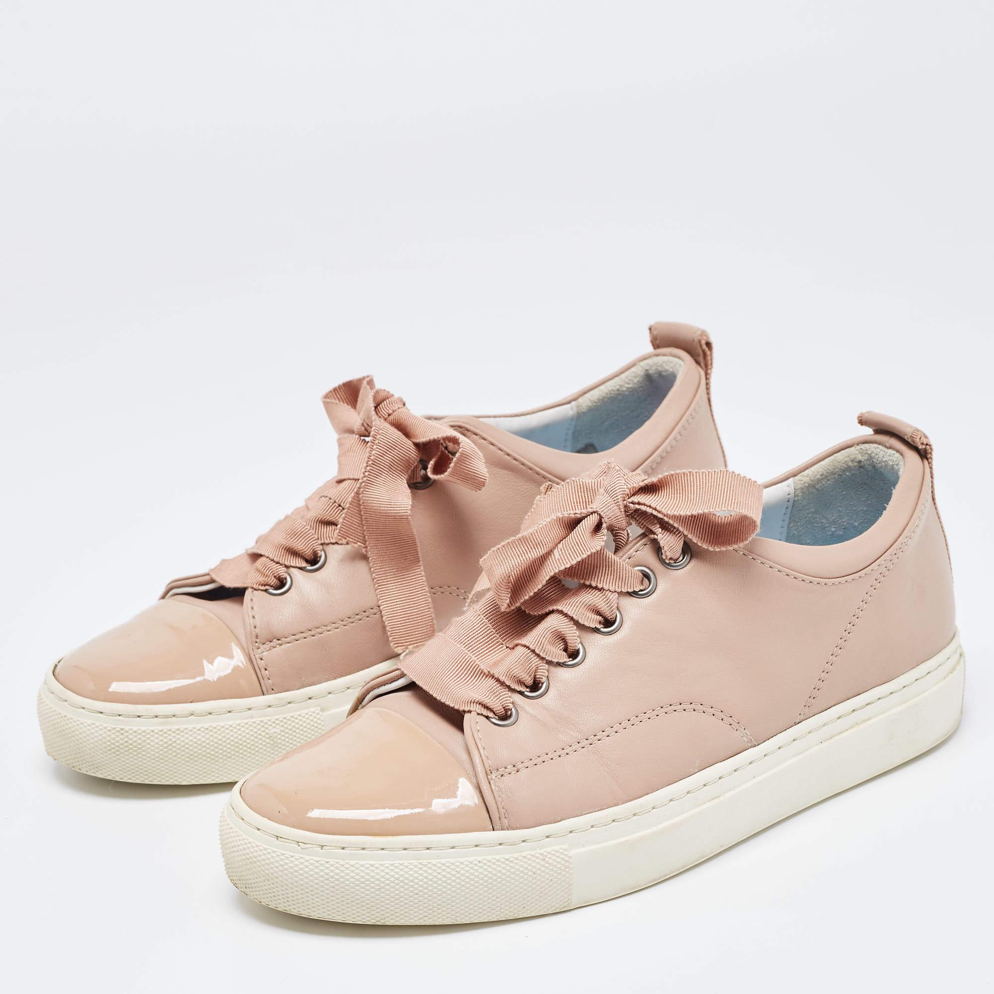 Dai un tocco chic al tuo abbigliamento con questo paio di sneakers firmate. La creazione è cucita perfettamente per aiutarvi a farvi notare a lungo.