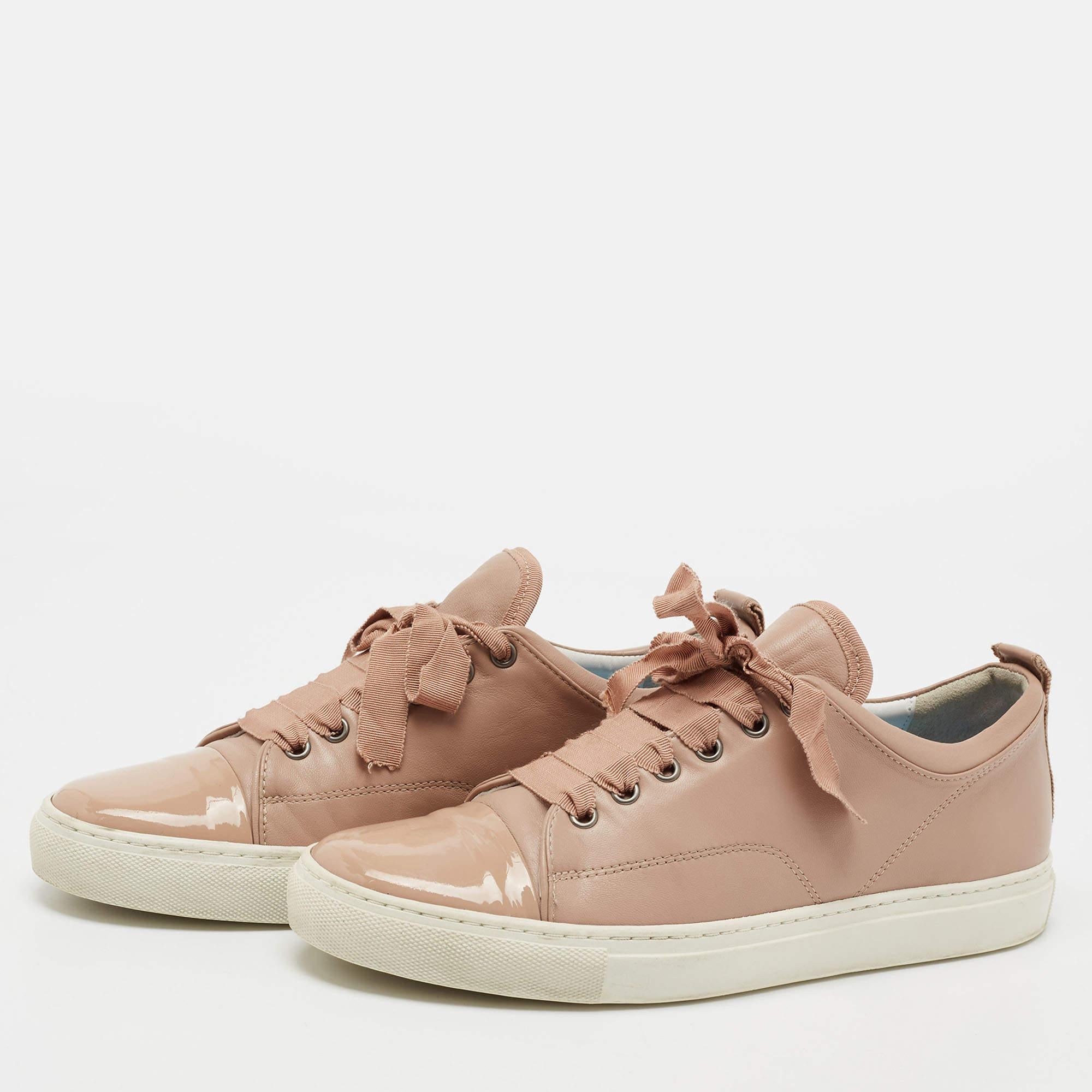 Deja que tus pies experimenten una comodidad total y un estilo lujoso con estas zapatillas de Lanvin. Se han creado con piel rosa empolvada y tienen puntera de charol. Las zapatillas tienen cordones en la parte delantera y suela de goma resistente.