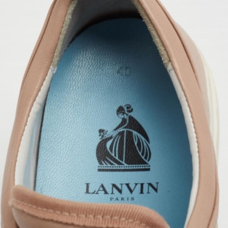 Lascia che i tuoi piedi sperimentino un comfort totale e uno stile di lusso con queste sneakers di Lanvin. Sono realizzate in pelle rosa polverosa e hanno la punta in vernice. Le scarpe basse hanno l'allacciatura sulla tomaia e una suola in gomma