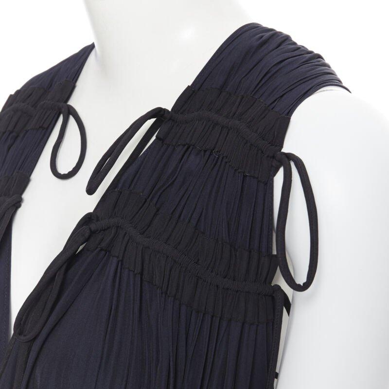 LANVIN Elbaz maxi abito blu notte nero a pieghe con dettaglio cravatta FR34 XS
Riferimento: SNKO/A00114
Marchio: Lanvin
Designer: Alber Elbaz
Materiale: Poliestere
Colore: Blu, Nero
Modello: Tinta unita
Dettagli extra: Scollo a V. Hardware in