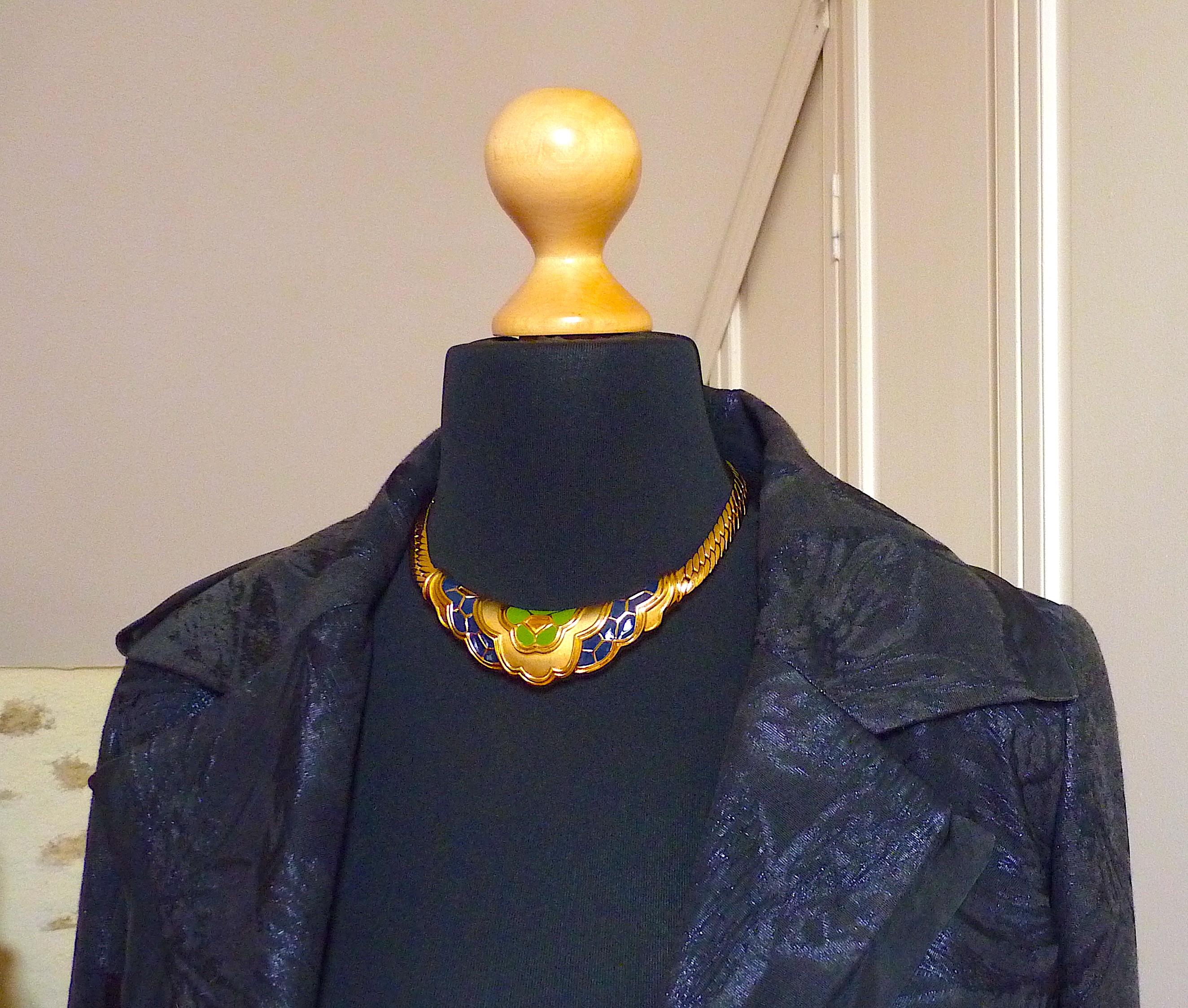 Exquisite LANVIN Choker-Halskette, grün und tiefblau emailliertes Metall und goldfarbene Metallschlangenkette, Vintage aus den 70ern
Signiert Lanvin Germany auf der Rückseite, mit einem Lanvin Logo Metallanhänger in der Nähe der Schließe

ZUSTAND :