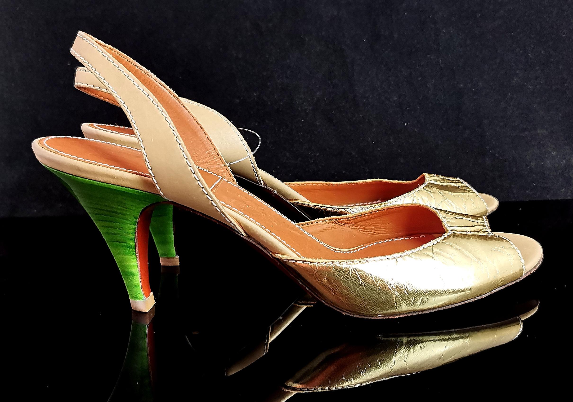 Une magnifique paire de sandales à talons lanvin, ete 2010.

Ces magnifiques chaussures sont riches en design et en couleurs avec une empeigne en cuir doré froissé et des petits talons vert émeraude. 

Elles ont une bride de cheville en cuir beige