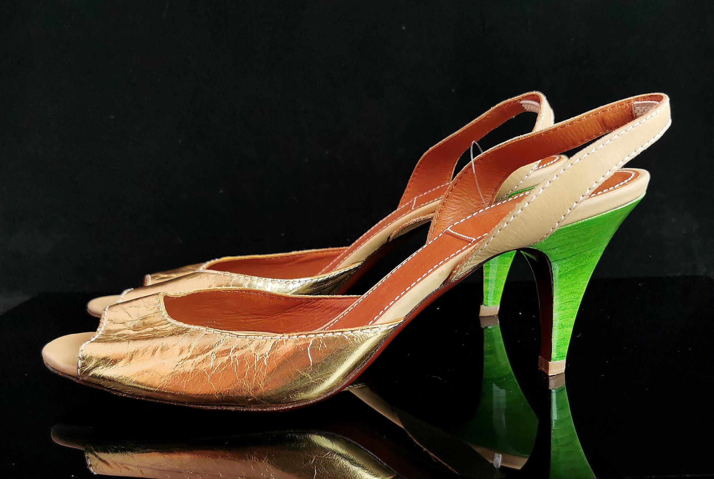 Sandales à talons Lanvin ete 2010 en cuir doré, talons verts  Bon état à NEWARK, GB