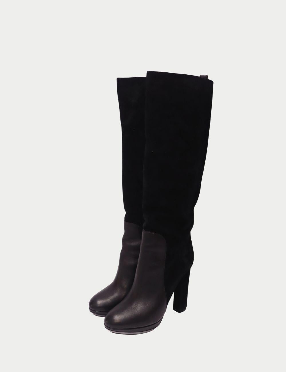 Diese schwarzen, kniehohen Stiefel von Lanvin aus einer luxuriösen Mischung aus Glattleder und weichem Wildleder sind zeitlos elegant. Mit ihrer eleganten mandelförmigen Spitze, dem hohen Blockabsatz und dem seitlichen Reißverschluss sind diese