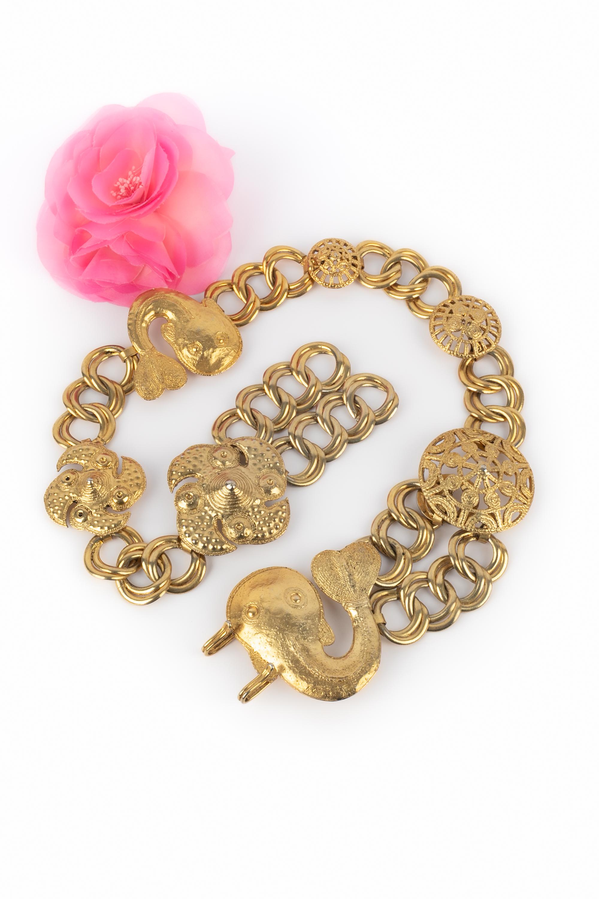 LANVIN - (Fabriqué en France) Ceinture en chaîne en métal doré avec des éléments en forme de poisson.

Condit :
Très bon état.

Dimensions :
Longueur : 82 cm

SKU:ACC112