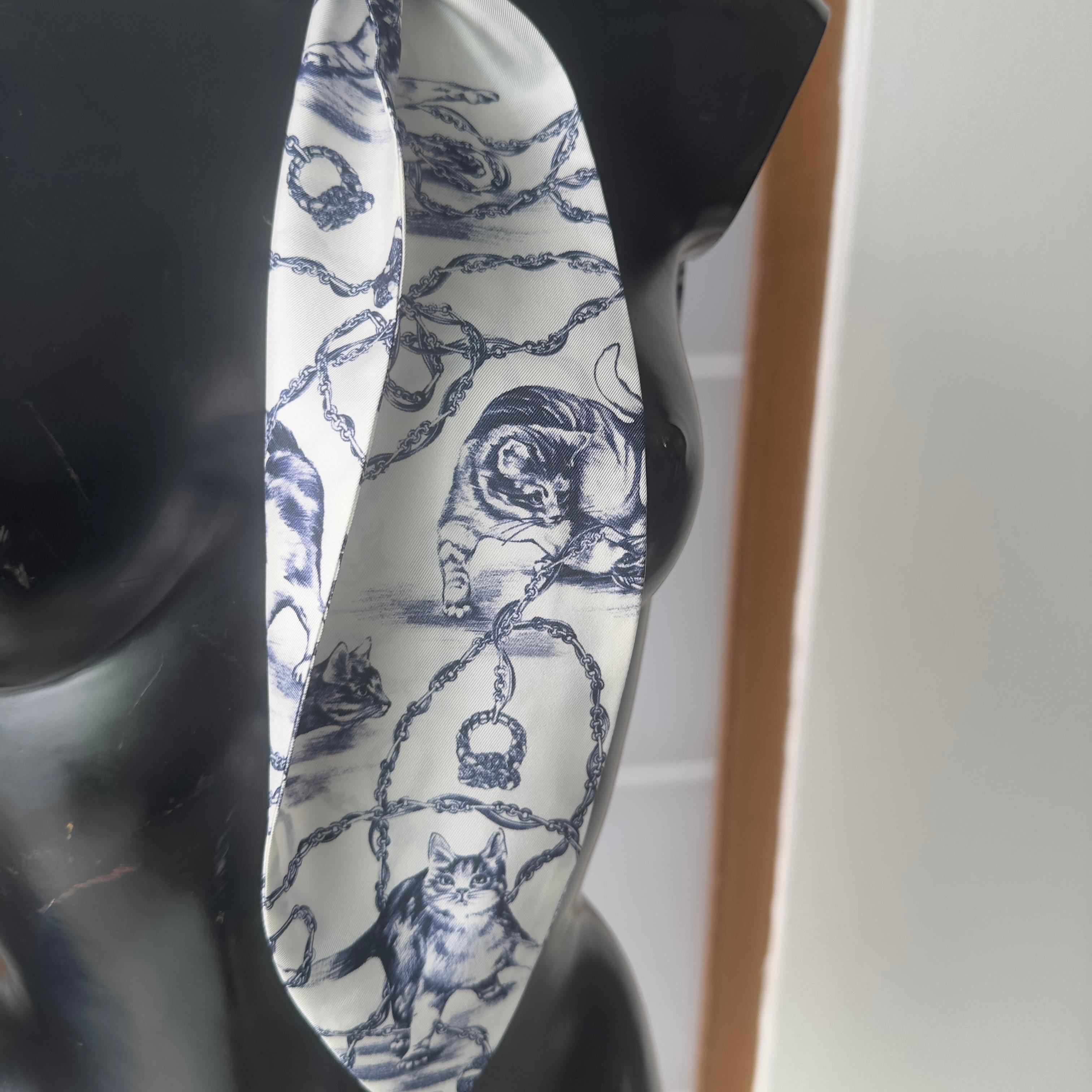 Lanvin Pañuelo de Seda con Estampado de Gato y Cadenas sobre Base Marfil, nuevo en venta 6