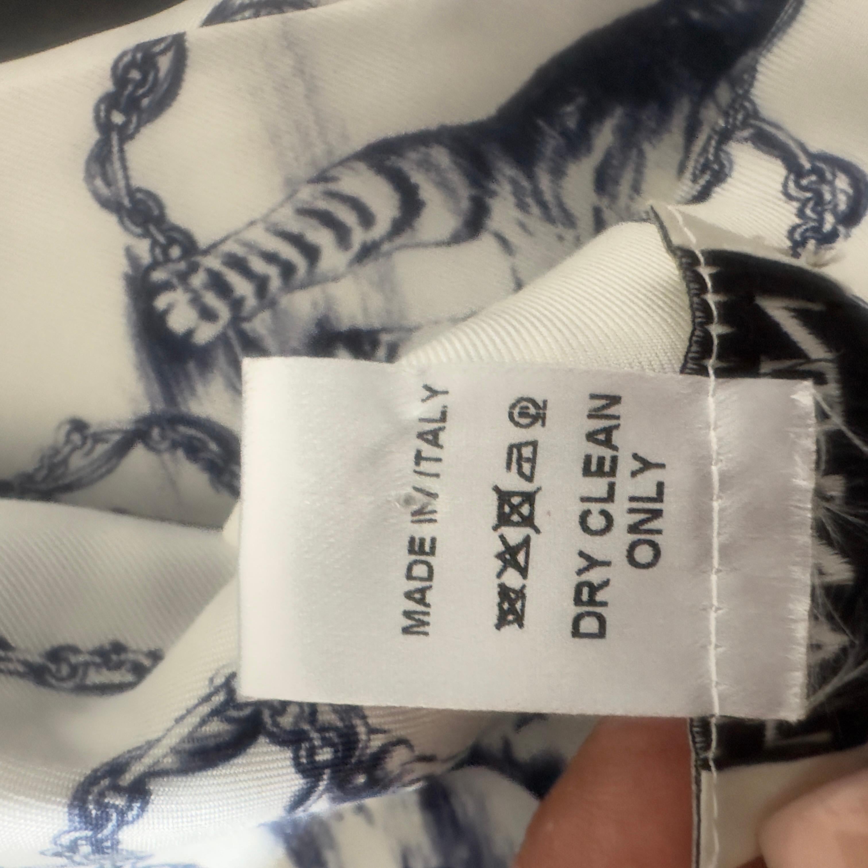 Lanvin Pañuelo de Seda con Estampado de Gato y Cadenas sobre Base Marfil, nuevo en venta 8