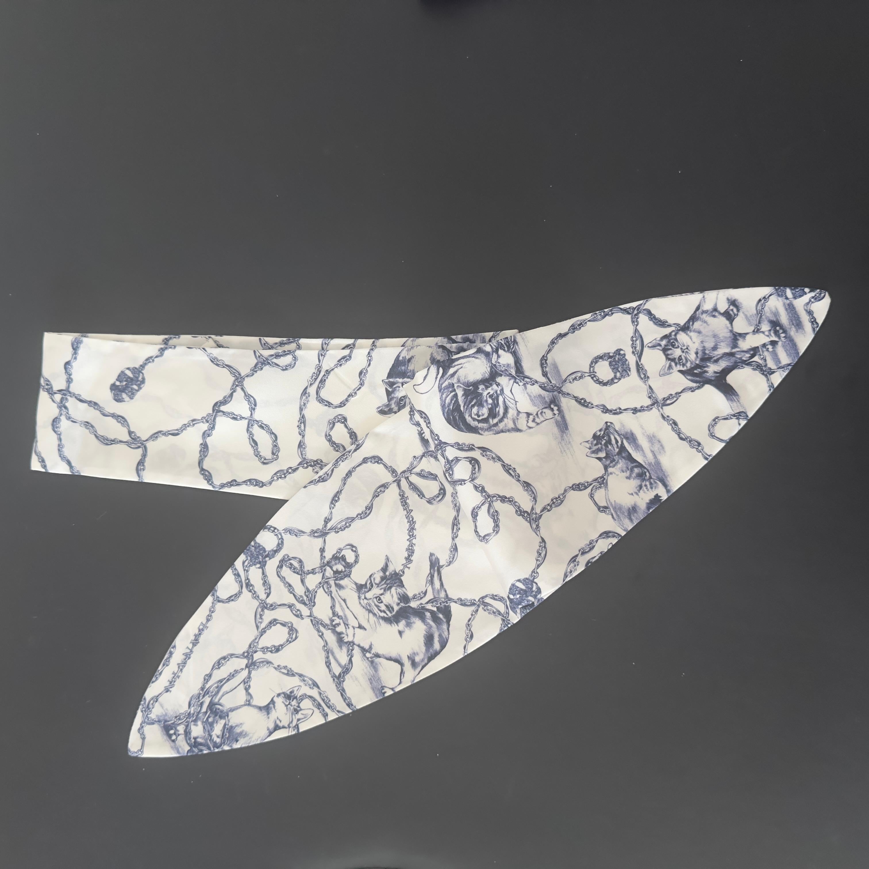 Lanvin Pañuelo de Seda con Estampado de Gato y Cadenas sobre Base Marfil, nuevo en venta 9