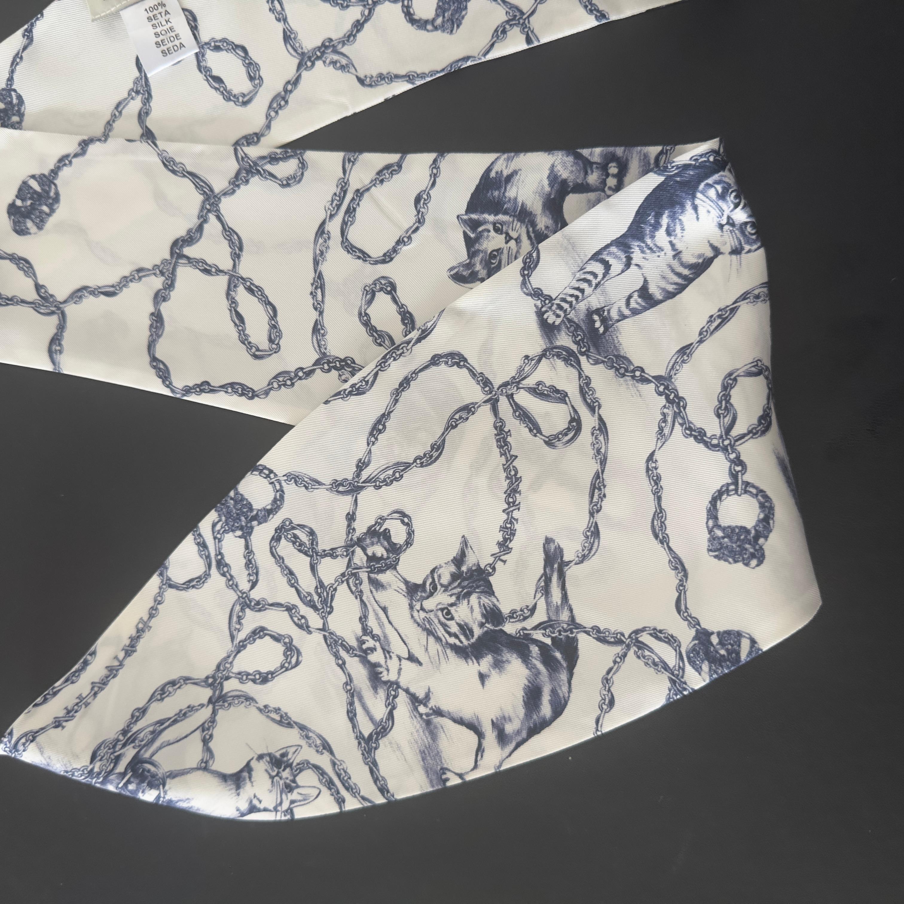 Lanvin Pañuelo de Seda con Estampado de Gato y Cadenas sobre Base Marfil, nuevo en venta 12