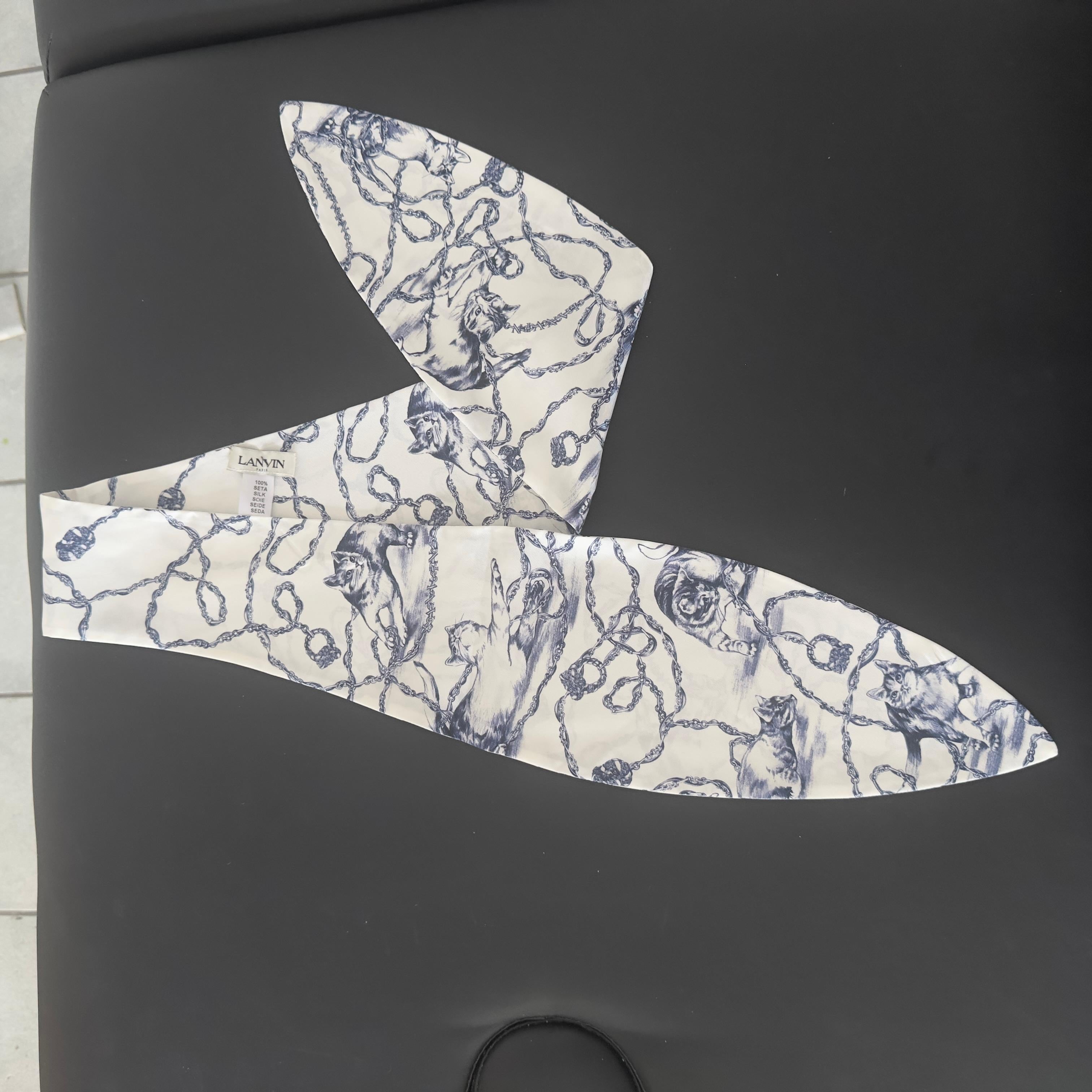 Lanvin Pañuelo de Seda con Estampado de Gato y Cadenas sobre Base Marfil, nuevo en venta 13
