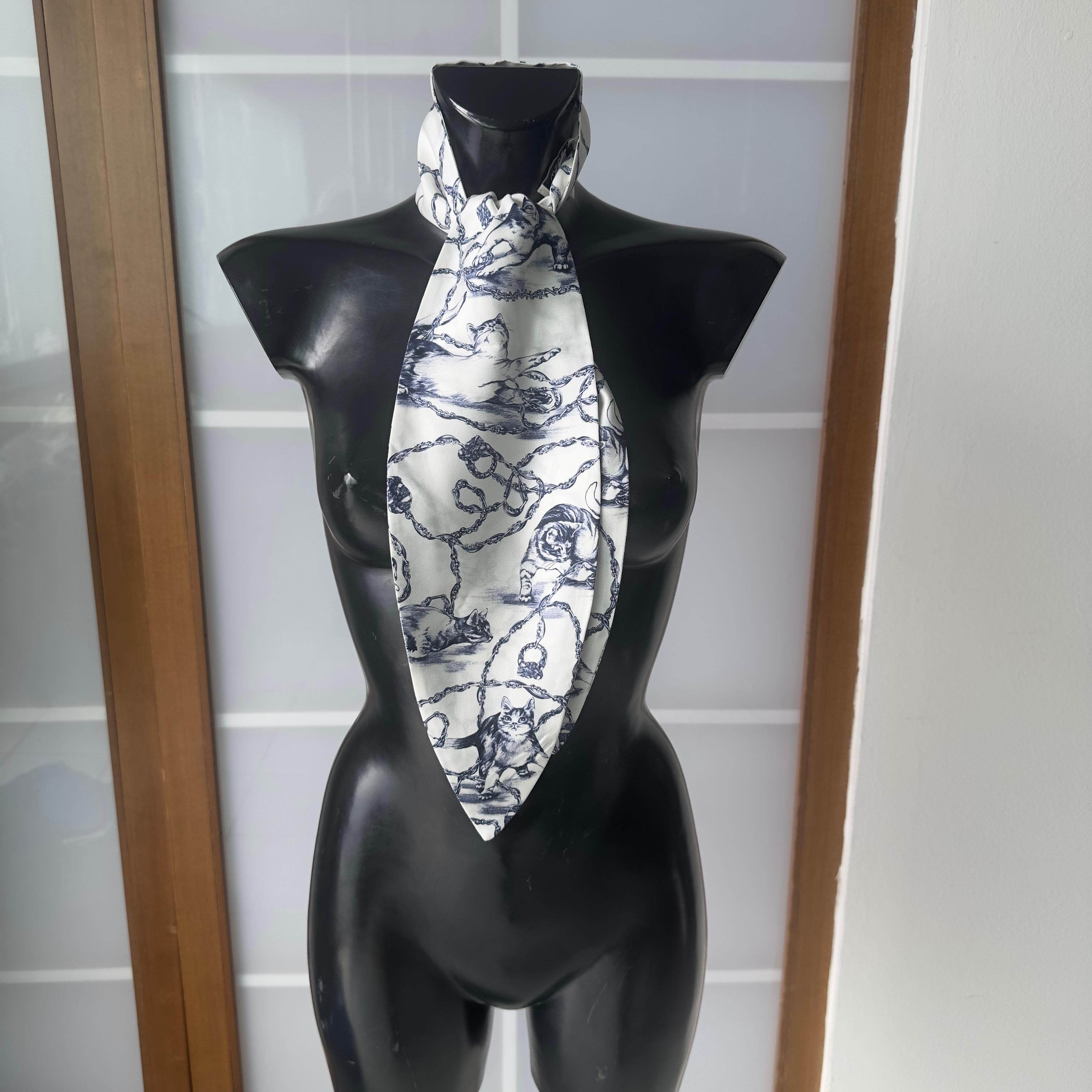 Lanvin Pañuelo de Seda con Estampado de Gato y Cadenas sobre Base Marfil, nuevo Black en venta