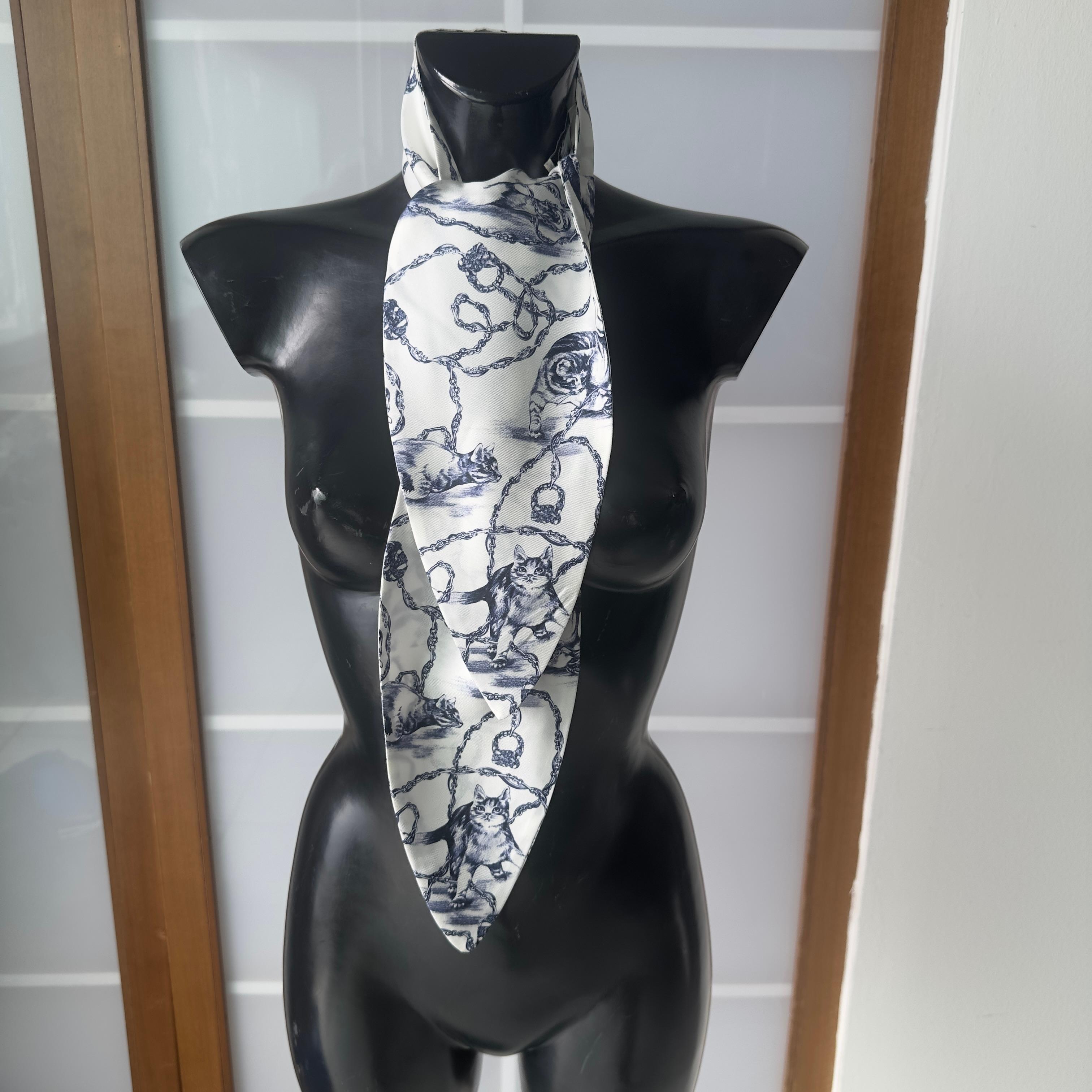 Lanvin Pañuelo de Seda con Estampado de Gato y Cadenas sobre Base Marfil, nuevo en Nuevo estado para la venta en Basaluzzo, IT