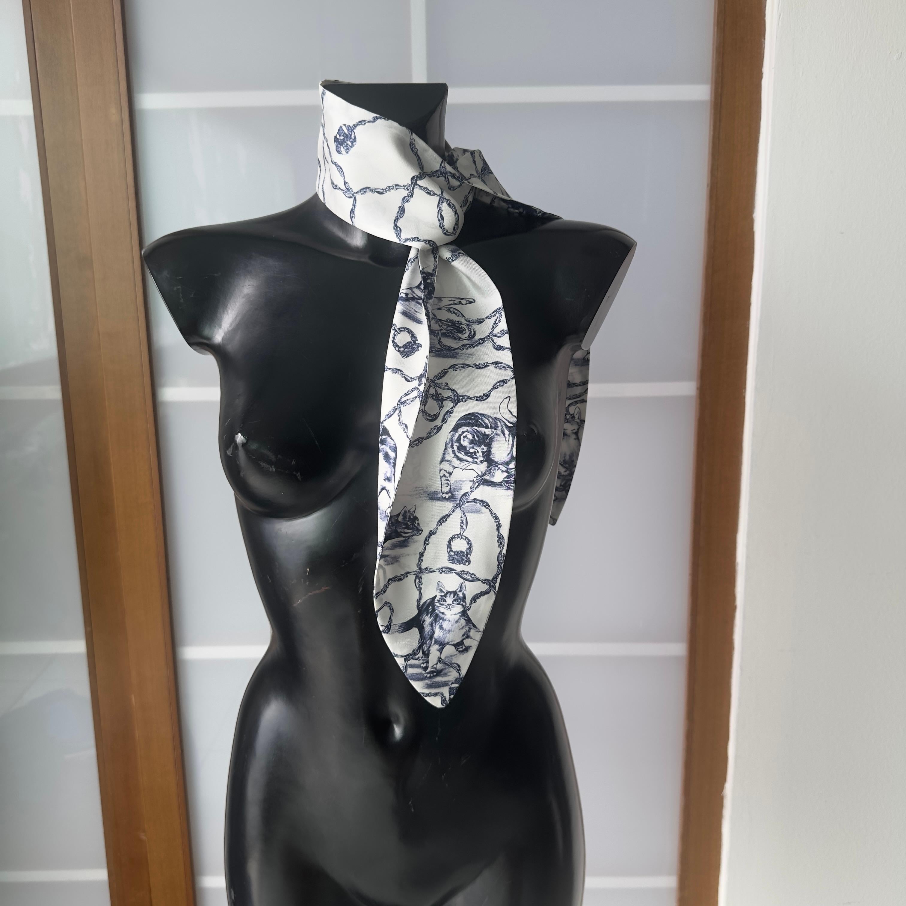 Femenino o masculino Lanvin Pañuelo de Seda con Estampado de Gato y Cadenas sobre Base Marfil, nuevo en venta