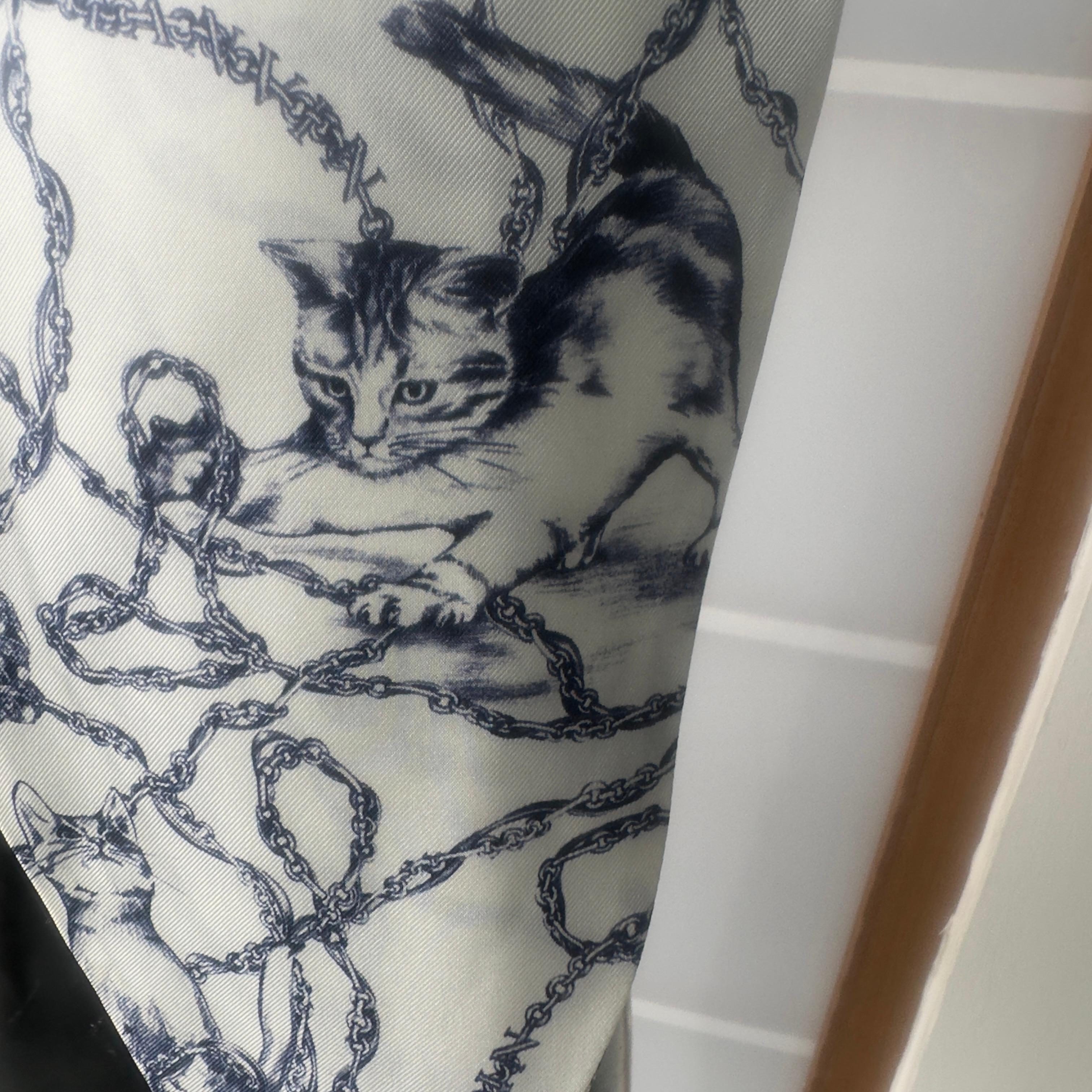 Lanvin Pañuelo de Seda con Estampado de Gato y Cadenas sobre Base Marfil, nuevo en venta 3