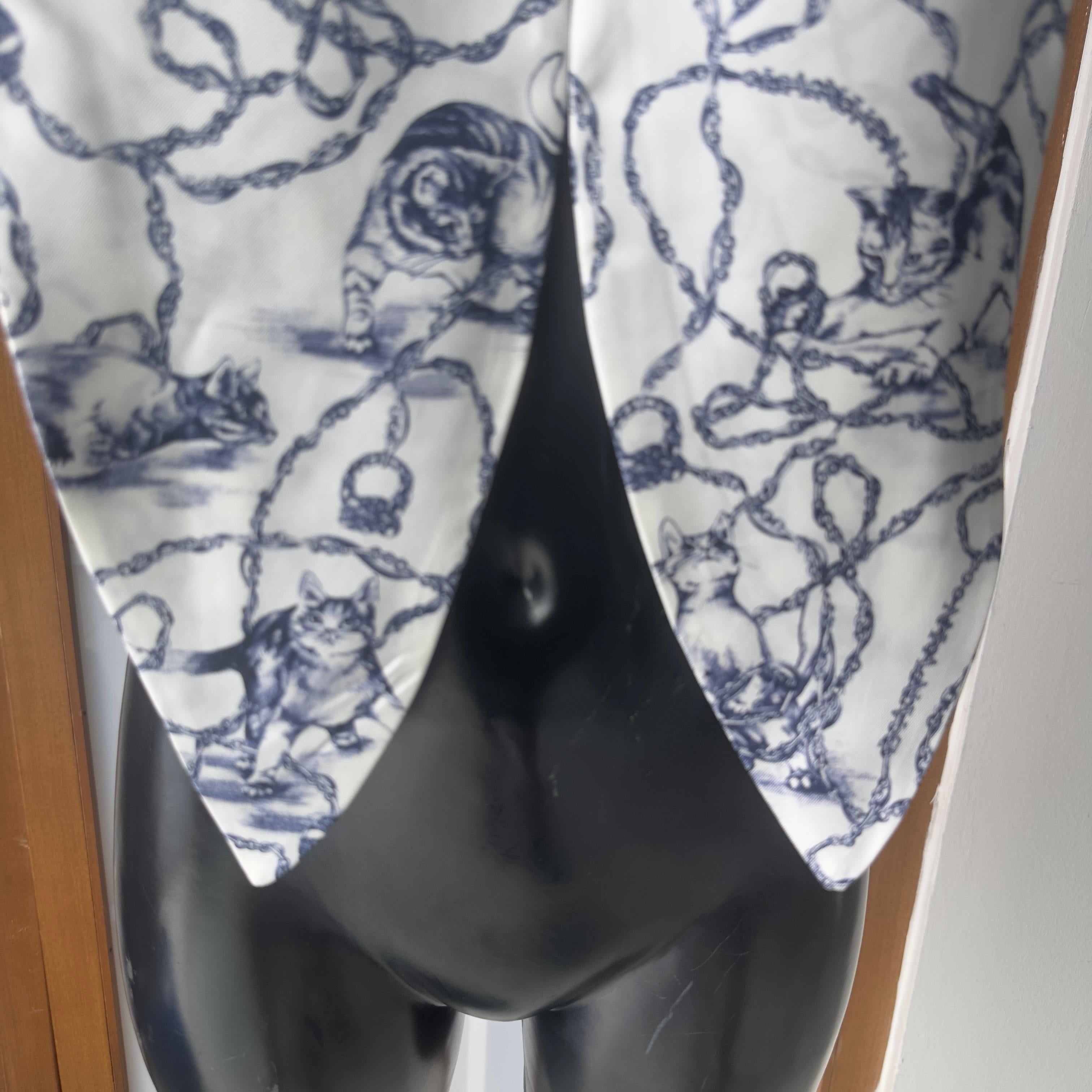 Lanvin Pañuelo de Seda con Estampado de Gato y Cadenas sobre Base Marfil, nuevo en venta 4