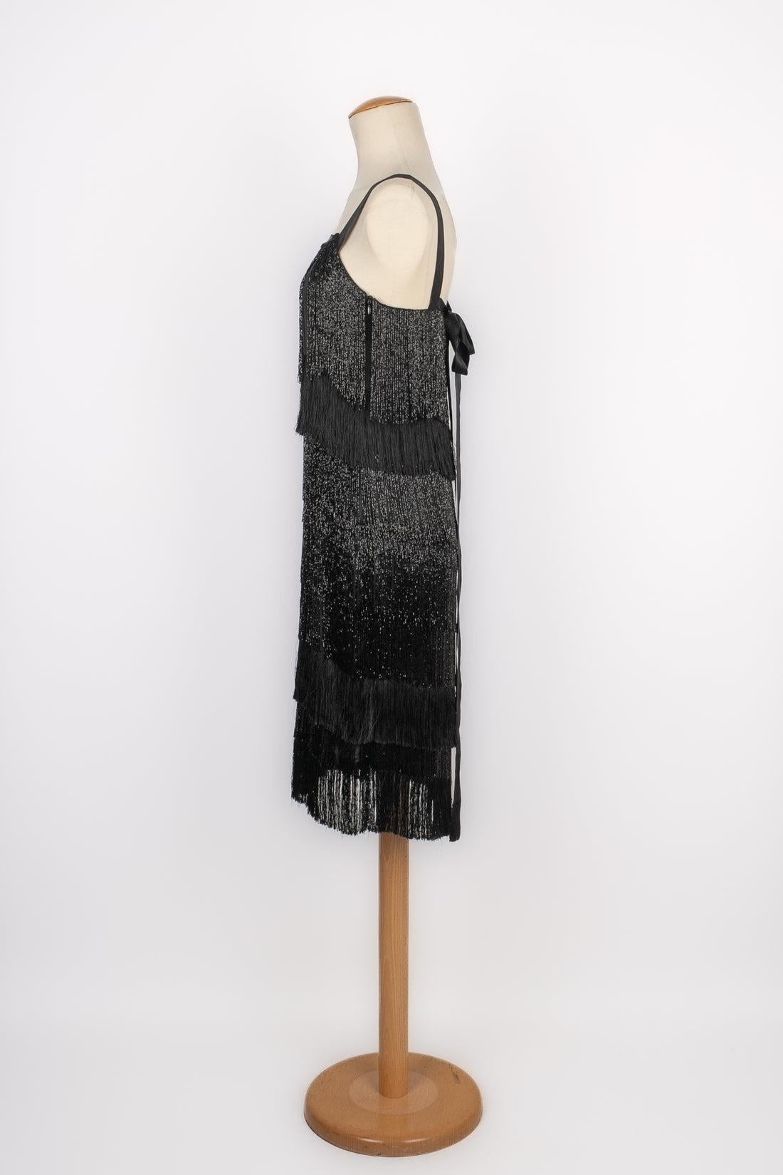 Lanvin - Abito in seta nera decorato con frange e perle nere. Non è indicata la taglia, ma si adatta a una 36FR. Collezione invernale 2005.

Informazioni aggiuntive:
Condizioni: Ottime condizioni
Dimensioni: Petto: 40 cm - Lunghezza: 87 cm
Periodo: