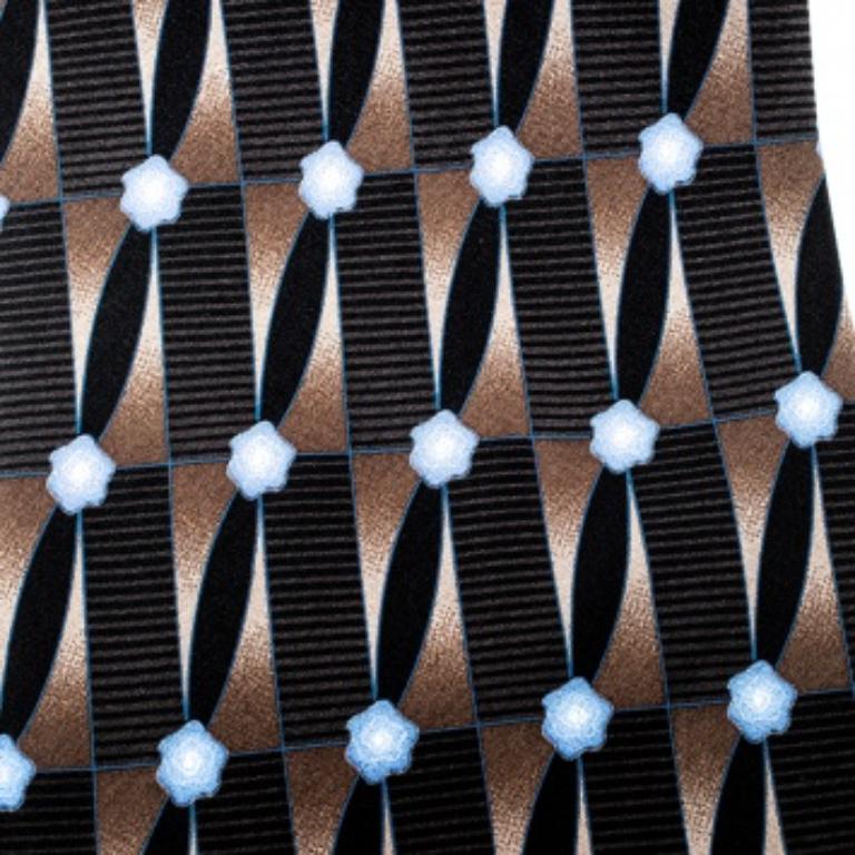 Un classico accessorio formale, questa cravatta Lanvin è realizzata in seta. È impreziosito da una combinazione di stampe geometriche e floreali a contrasto. Un passante per l'etichetta del marchio completa questa cravatta. Indossalo per aggiungere