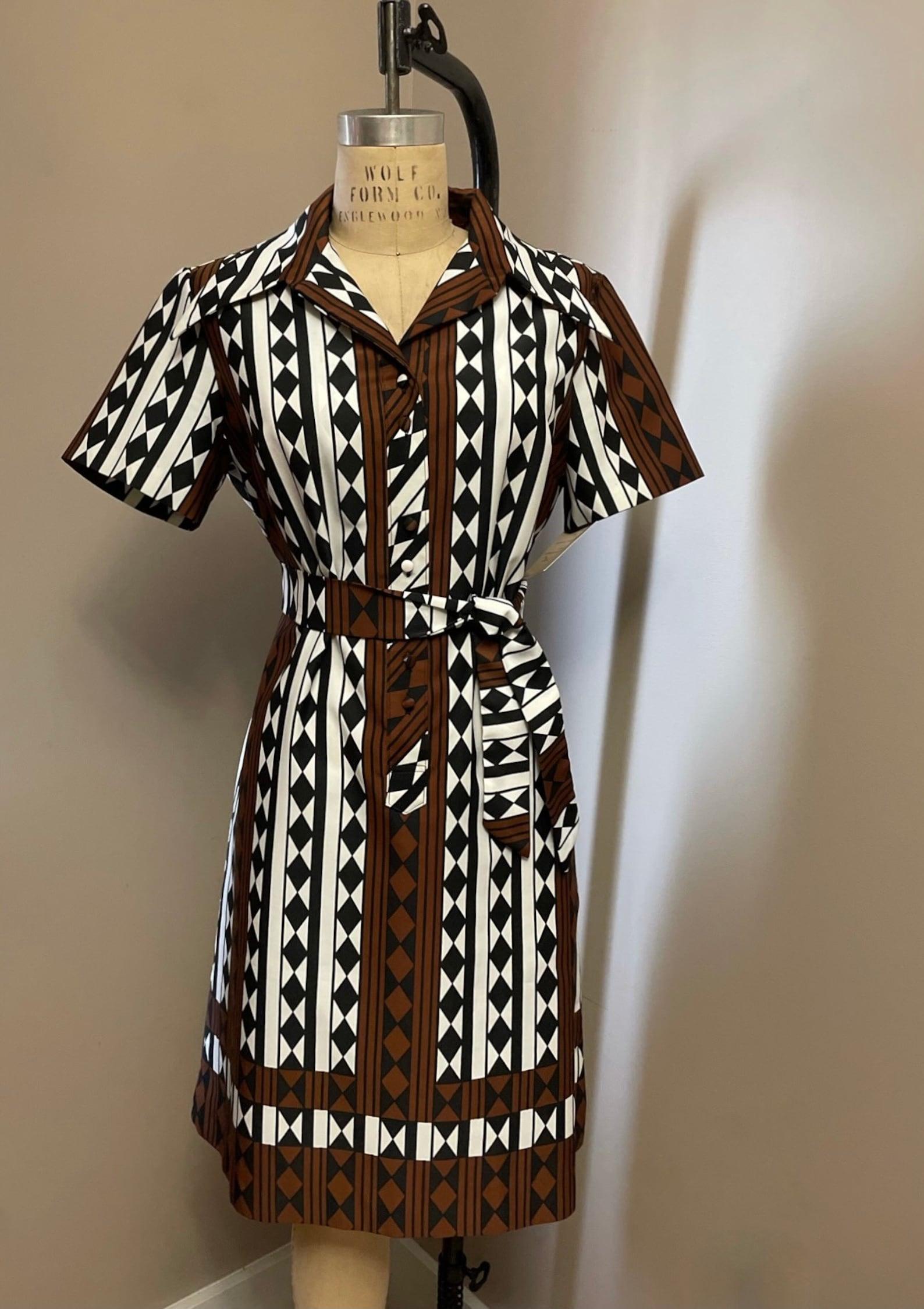 Vintage Lanvin mod dress
tricolor geometric print
shirt dress styling
exaggerated winged collar
short sleeves
self covered buttons
matching sash belt
falls to knee length

🏷 Has an extra button hidden under the collar which is original to the