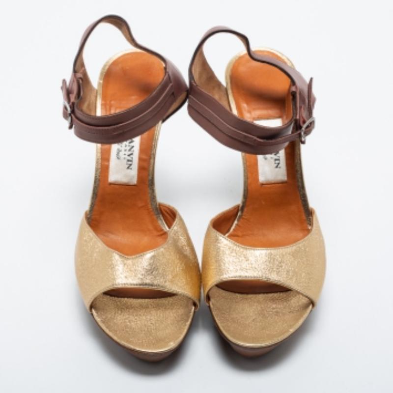 Avec ces sandales Lanvin, le confort et le style sont garantis. Confectionnés en cuir, ils sont dotés de larges brides sur le devant et de talons coniques reposant sur des semelles résistantes.