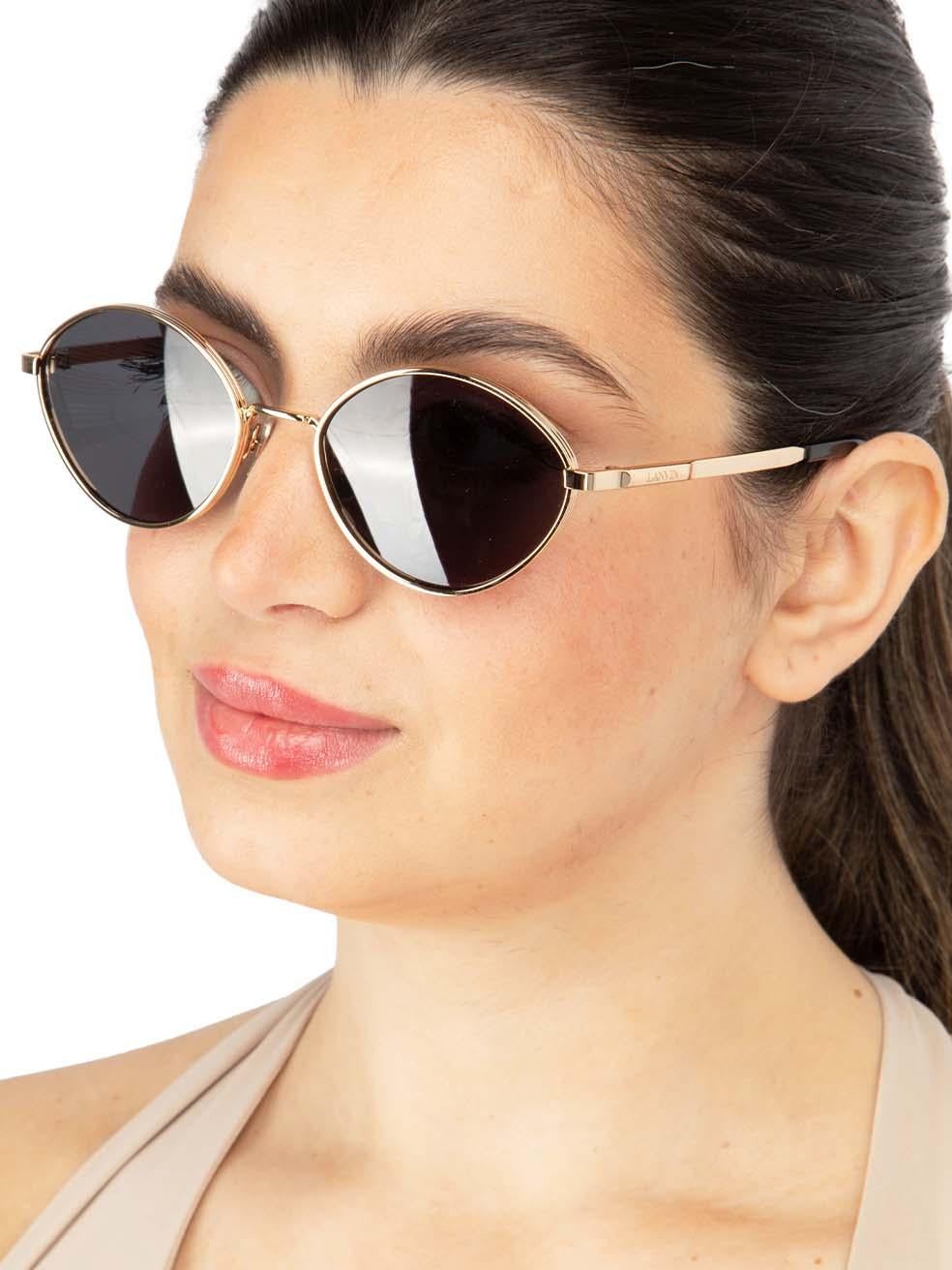El ESTADO de este artículo de diseño Lanvin es Nuevo con etiquetas. Este artículo viene con el embalaje original.
 
 
 
 Detalles
 
 
 Model No: LNV116S 710
 
 Oro
 
 Metal
 
 Gafas de sol ovaladas
 
 Lente Gris Tintada
 
 Marca en los brazos
 
