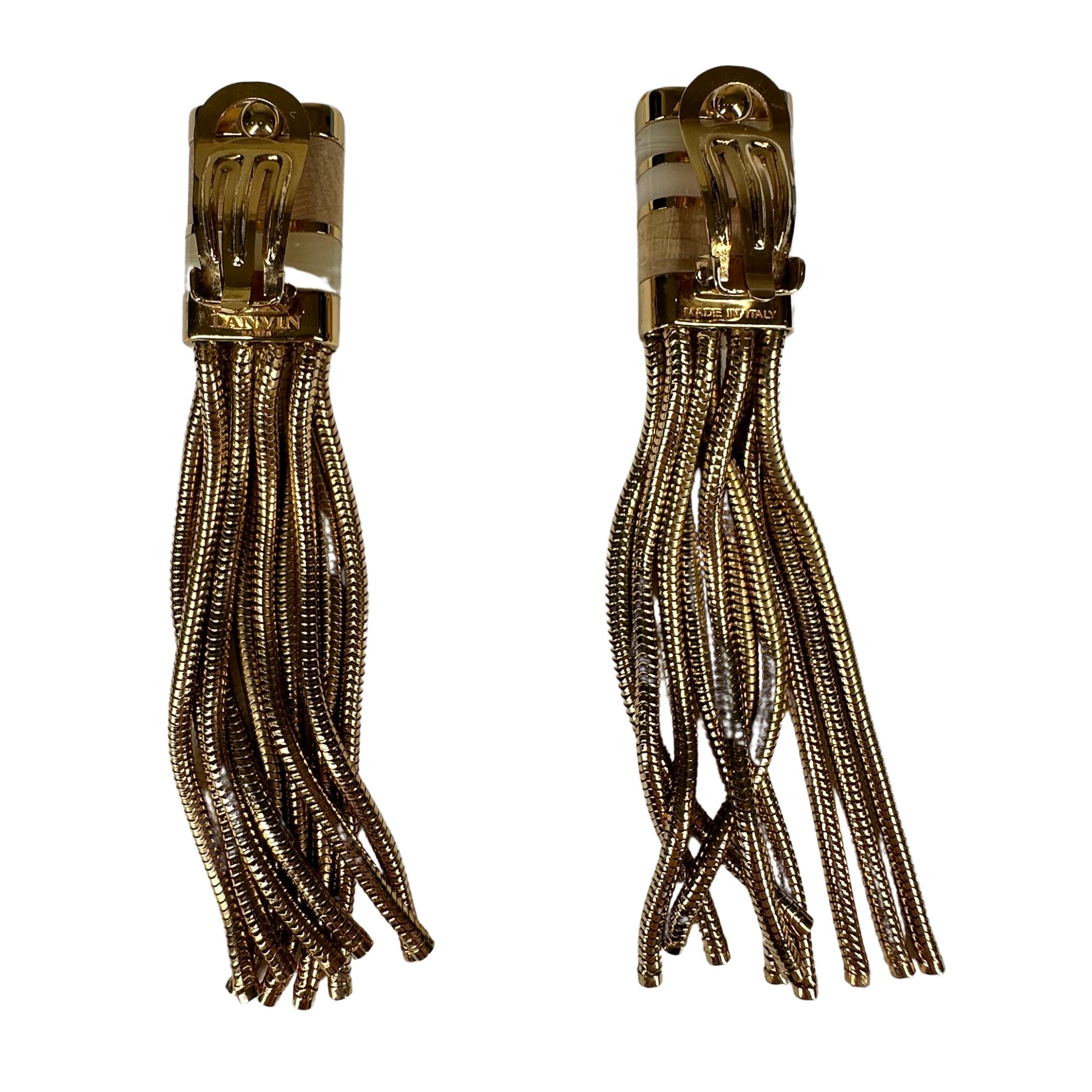 LANVIN GOLD TASSEL METAL CHAIN EARRINGS

Color: Gold tone/neutrals
Material: Metal chain/wood
Marks: Brand mark
Clasp Style: Clip on
Year: Circa 2020s

Measures: Length 3.5” x Width .6 ”
Comes with: Box
Condition: Very good/excellent. Kept in