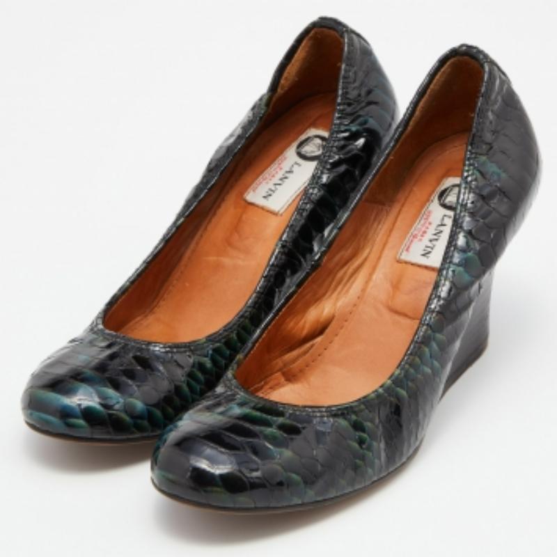 Connue pour créer des silhouettes et des designs intemporels, la maison Lanvin vous propose ces superbes escarpins qui sont non seulement confortables mais aussi pleins de style. Méticuleusement confectionnés en cuir gaufré de python et montés sur