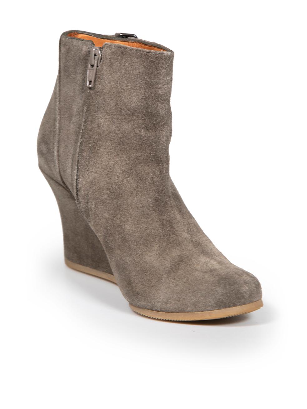 CONDITION is Very good. Minimal wear to boots is evident. Minimal wear to back right side heel where there are small abrasions along seam and at heel edge on this used Lanvin designer resale item.
 
 
 
 Details
 
 
 Grey
 
 Suede
 
 Ankle boots
 
