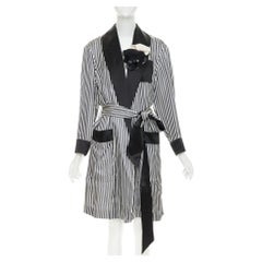 LANVIN grau-schwarz gestreiftes Viskose-Kleid mit Blumenapplikationen und Gürtel, Oberbekleidung, FR34, XS