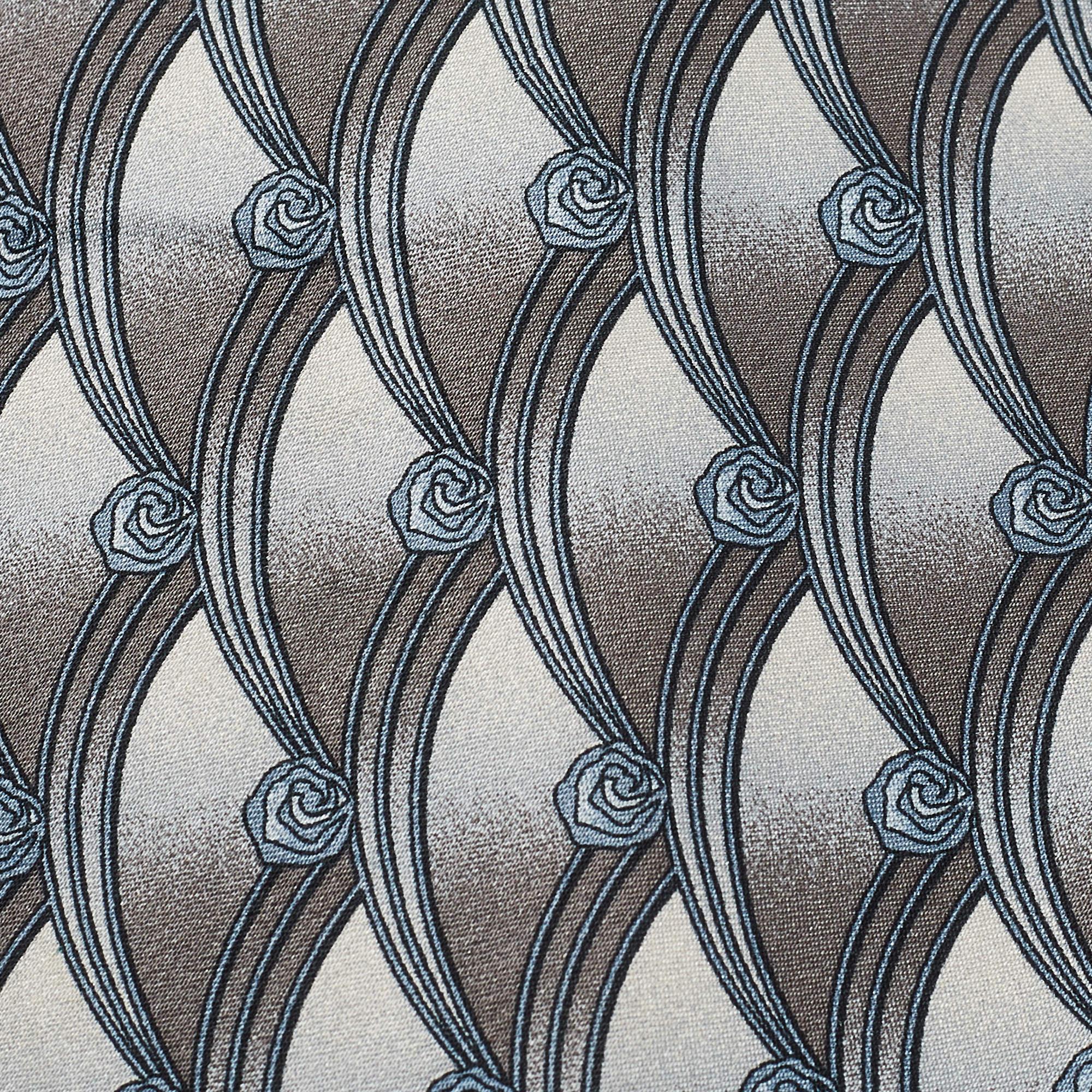 Cette cravate est un accessoire formel parfait qui présente un attrait pointu et moderne. Confectionné dans des matières luxueuses, il présente des motifs complexes et l'étiquette de la marque est soigneusement cousue au dos. Il ne manquera pas