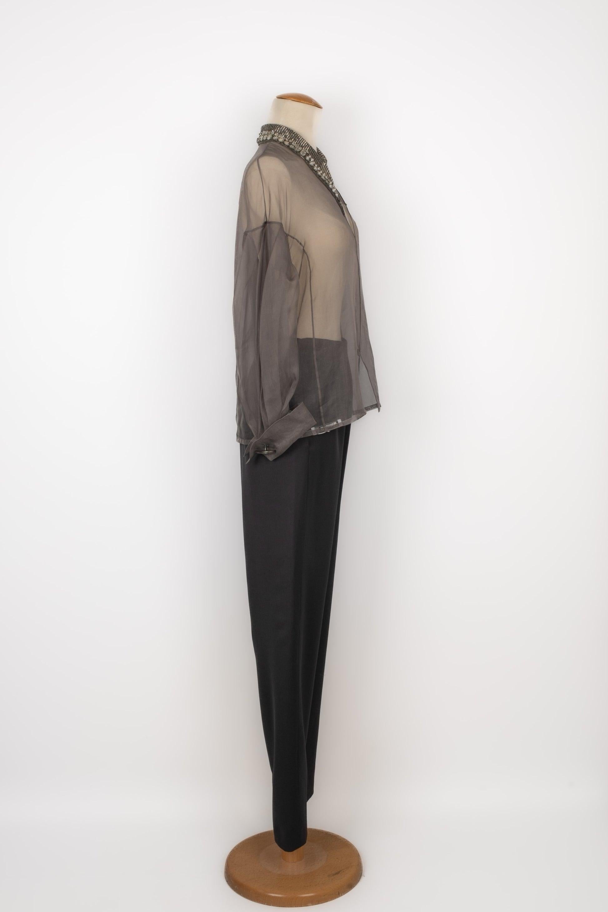 Lanvin - (Made in France) Grey set composed of a pair of pants and an organza blouse. The blouse collar is embroidered with grey pearls. Missing size and composition labels, it fits a 38FR.

Additional information:
Condition: Very good