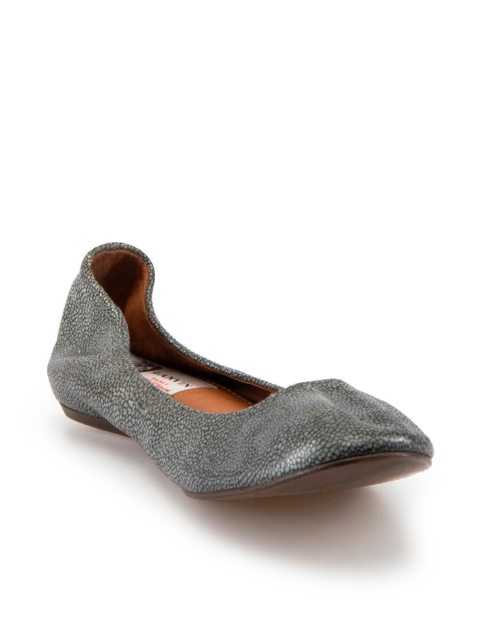 CONDITION is Good. Minor wear to flats is evident. Light wear to uppers with metallic marks found throughout, insoles and outsoles show noticeable signs of wear also on this used Lanvin designer resale item.
 
Details
Grey
Stingray leather
Ballet