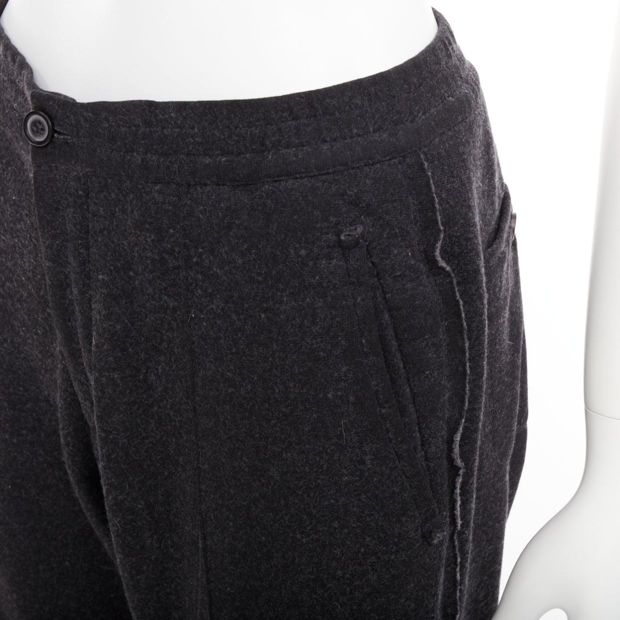 LANVIN pantalon de jogging en laine mélangée grise à bord brut et taille élastique FR46 S
Référence : PRWU/A00210
Marque : Lanvin
Designer : Alber Elbaz
MATERIAL : Laine, mélange
Couleur : Gris
Motif : Solide
Fermeture : élastique
Détails