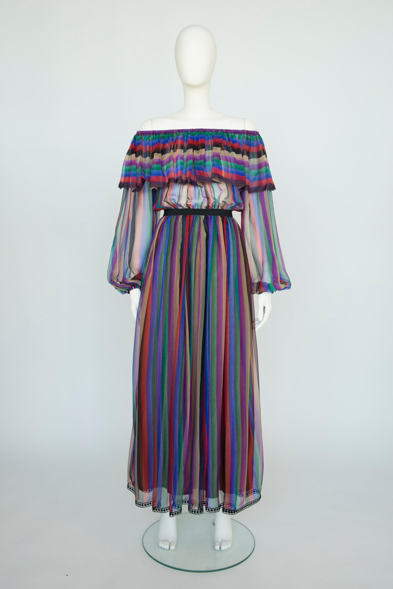 Indéniablement romantique et féminine, cette ravissante pièce de haute couture des années 70 a été conçue par Jules-François Crahay, qui a brillamment dirigé la maison Lanvin de 1964 à 1984.
Parfaite pour les événements du début ou de la fin de