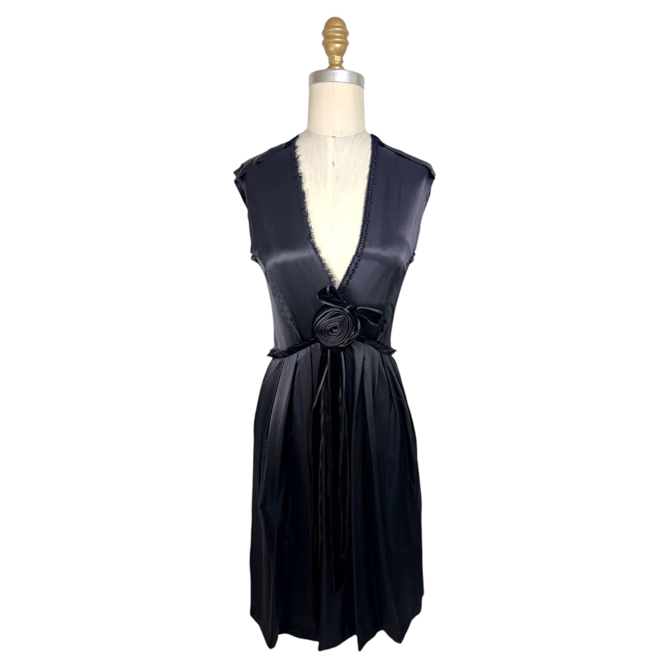 Robe plissée Lanvin, collection Hiver 2005, en satin noir, avec rosette et décolleté plongeant